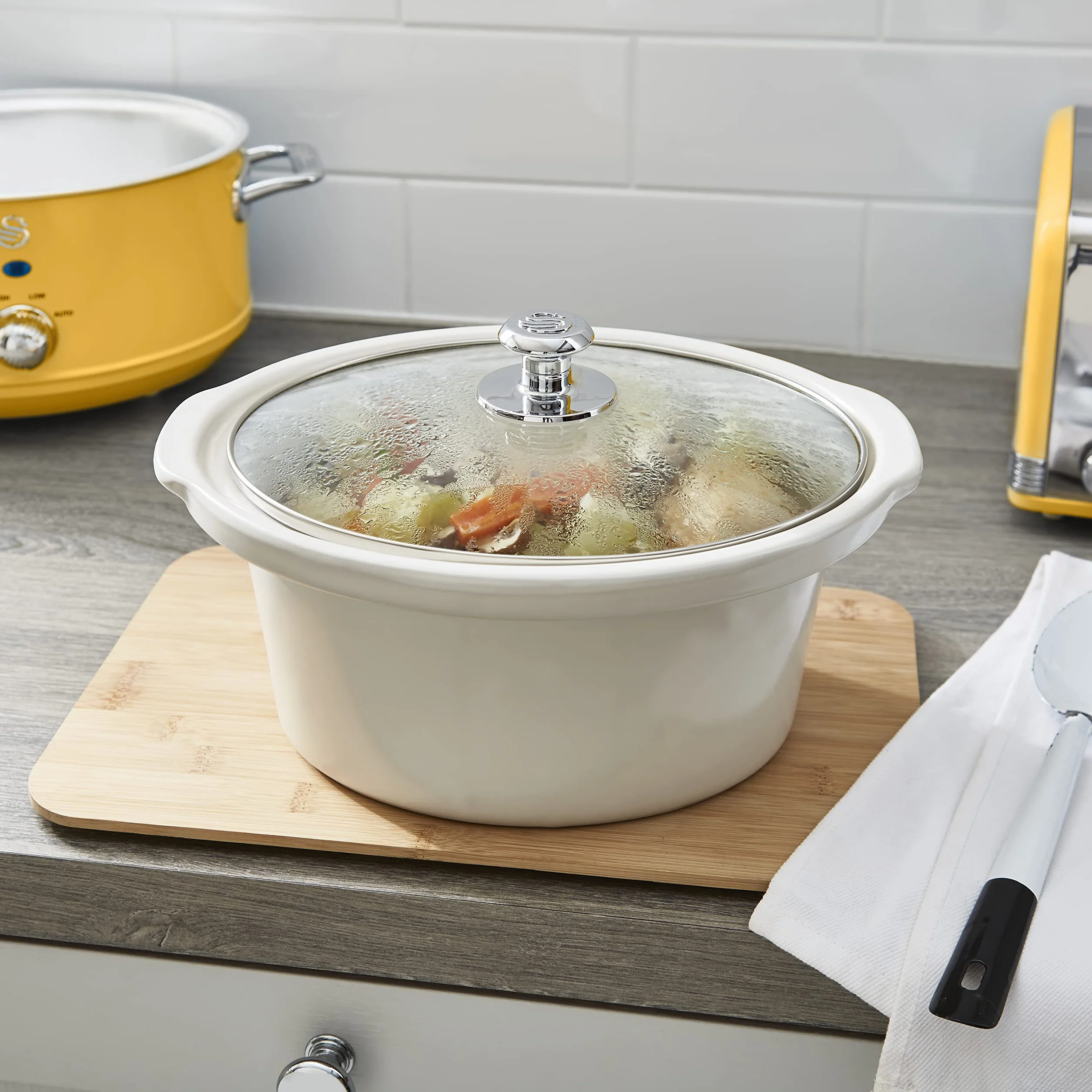 Swan Retro Żółty 3,5 l, wolnostojący piekarnik, 3 ustawienia temperatury, funkcja utrzymywania ciepła, wyjmowany ceramiczny garnek wewnętrzny, 32 strony książka z przepisami 200 W, SF17021YELN