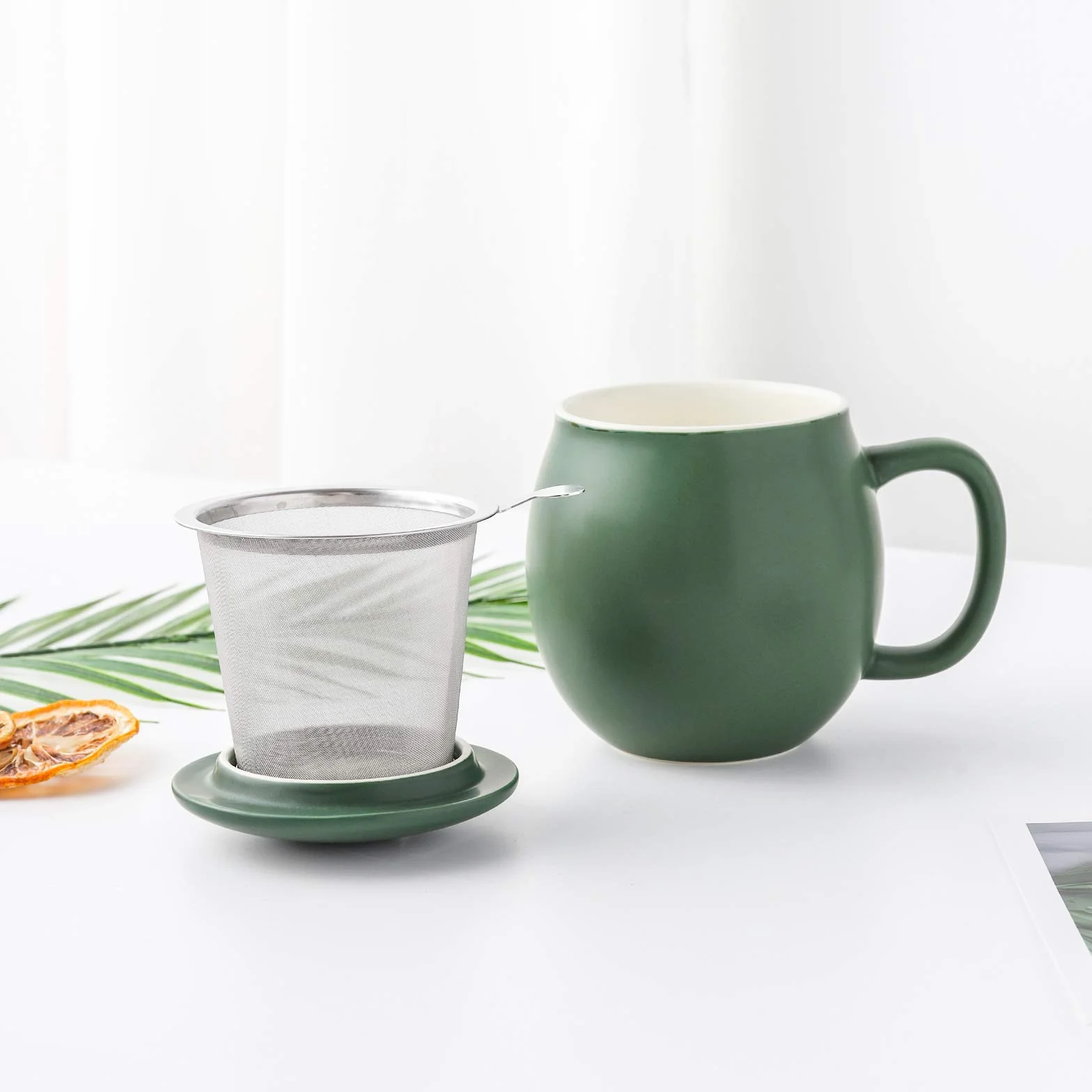 Yundu Porcelanowa filiżanka do herbaty 355 ml z zaparzaczem i pokrywką, kubek z pokrywką do stromenia, matowa zieleń