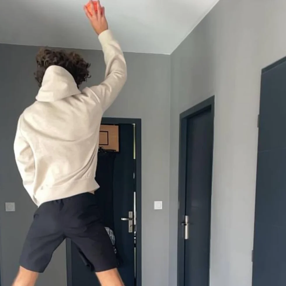Drewniany kosz do koszykówki na brudną bieliznę ze zdejmowaną torbą, piłką i pompką