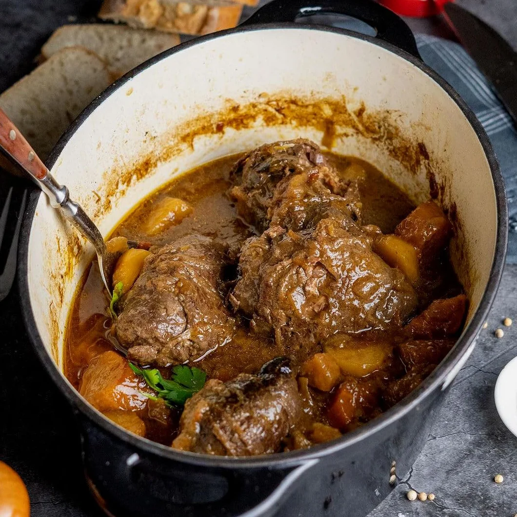 BBQ-Toro Gusseisen Cocotte | 4,3 litra | czarny, owalny | Emaliowany garnek żeliwny z pokrywką | Gusstopf, nadany do kuchenek indukcyjnych | Garnek z aromatycznymi kroplami na pokrywce | Żeliwny
