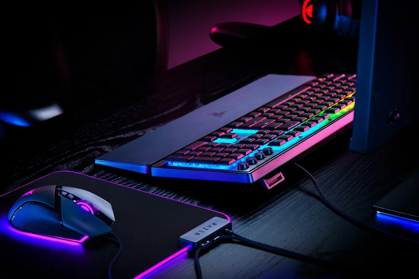 Razer Ornata V3 – niskoprofilowa klawiatura z membraną Mecha-Membrana z Razer Chroma RGB (hybrydowy przełącznik membranowy, ergonomiczna podpórka na nadgarstki) układ brytyjski, czarna