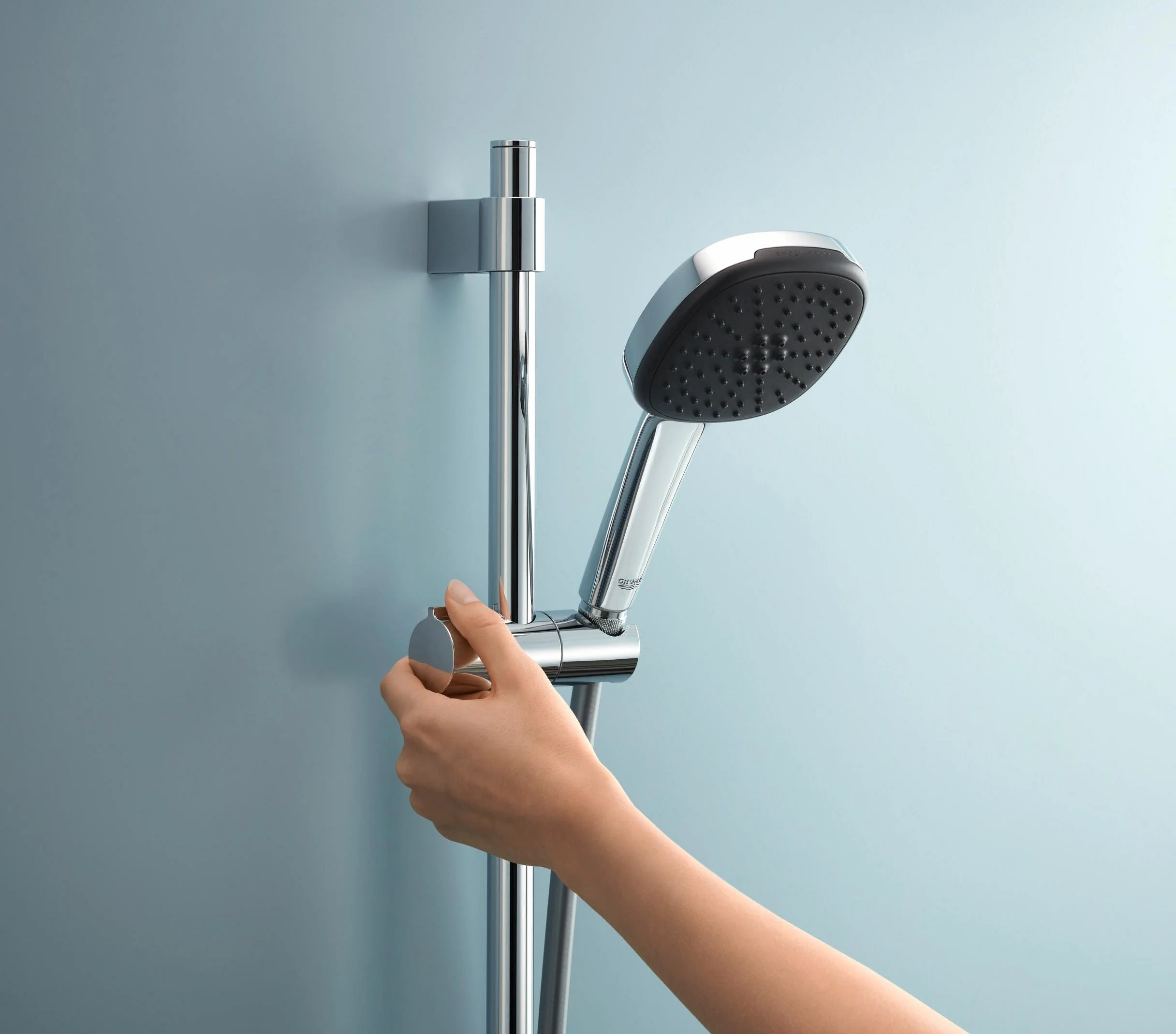 GROHE Vitalio 26961001 uniwersalny drążek prysznicowy QuickFix 90 cm (z uchwytami ściennymi, elementem ślizgowym i uchwytem obrotowym, siła trzymania maks. 20 kg), bardzo łatwy w montażu, QuickGlue,