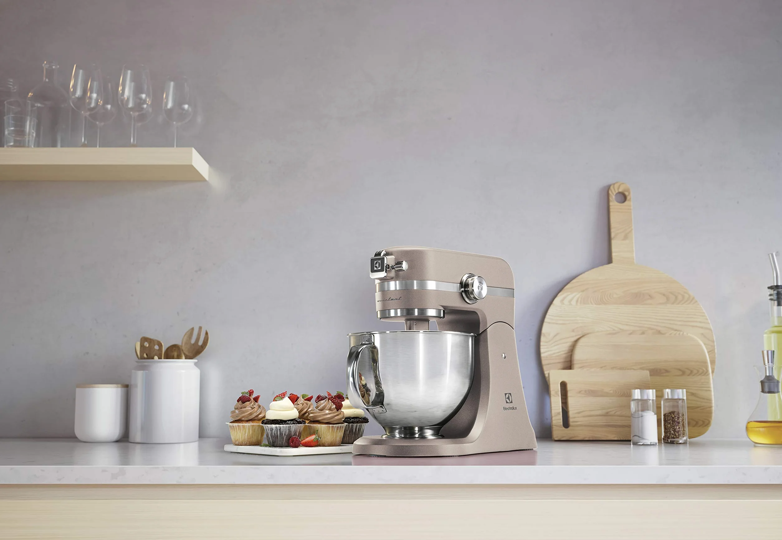Electrolux Robot Kuchenny 1200 W, 10 prędkości + f. pulsacyjna, Oświetlenie LED misy, 2 misy o pojemności 4,8l i 2,9l, W Zestawie: Hak, Trzepaczka, Ubijaczka, Silikonowa Łyżka, Pokrywa, EKM5570,Beżowy