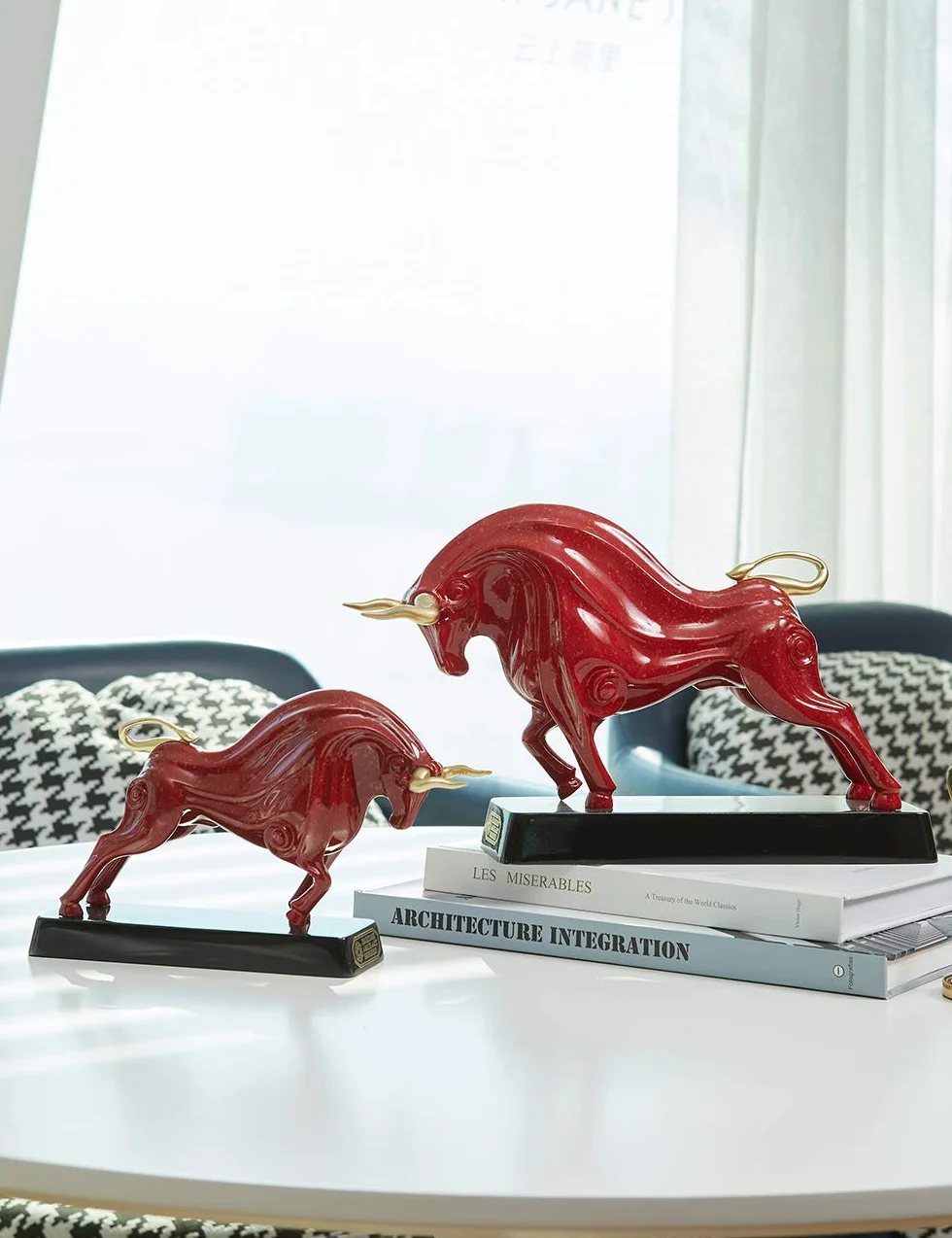 Rzeźba Wall Street Bull Statua Dekoracja Zwierzę Figurka Czerwona Żywica 31 cm
