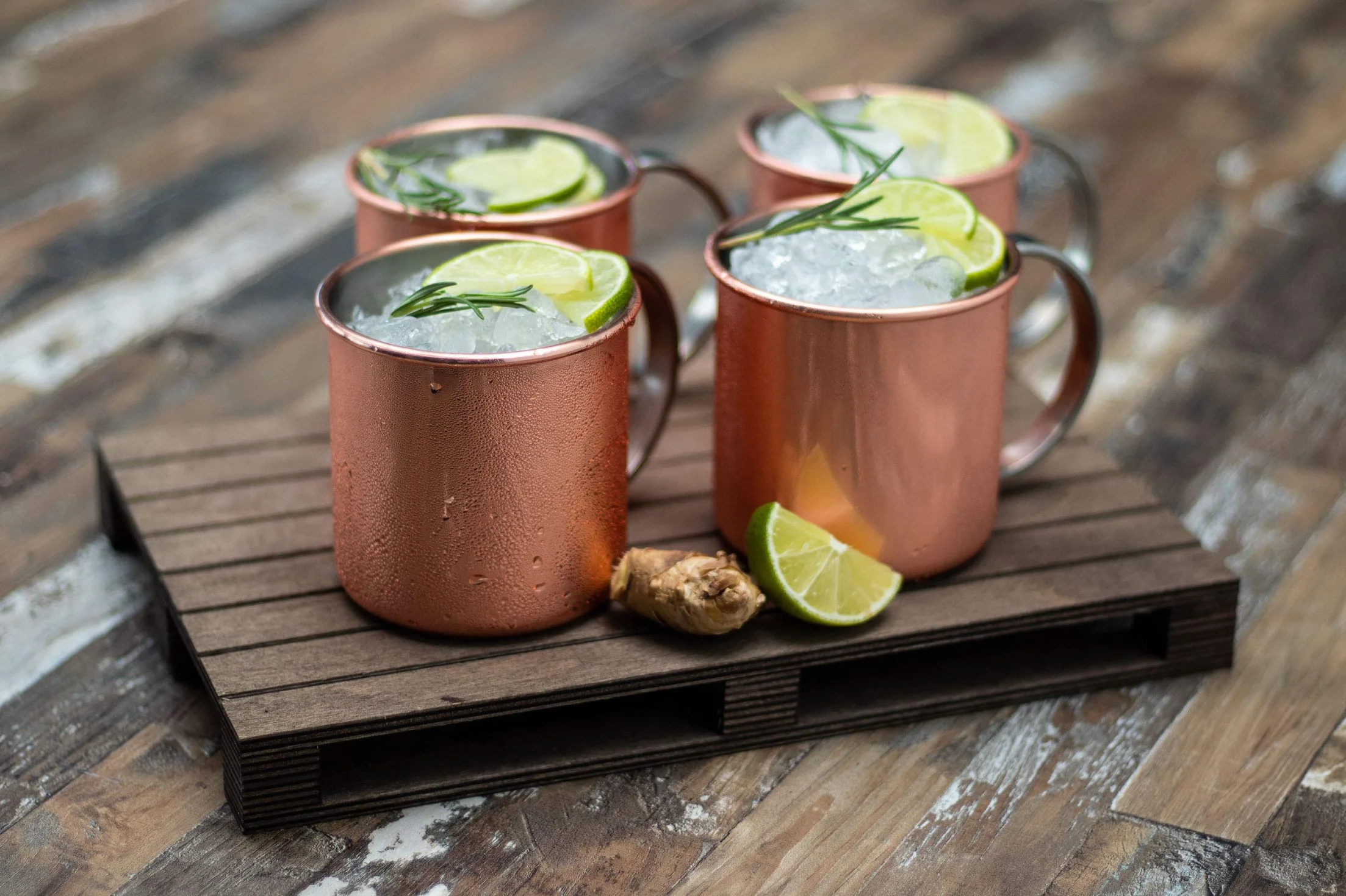 Buddy's Bar - kubek Moscow Mule, 450 ml, wysokiej jakości kubek ze stali nierdzewnej, bezpieczny dla żywności, kubek koktajlowy w pudełku upominkowym, polerowana miedź, zestaw 4 szt.