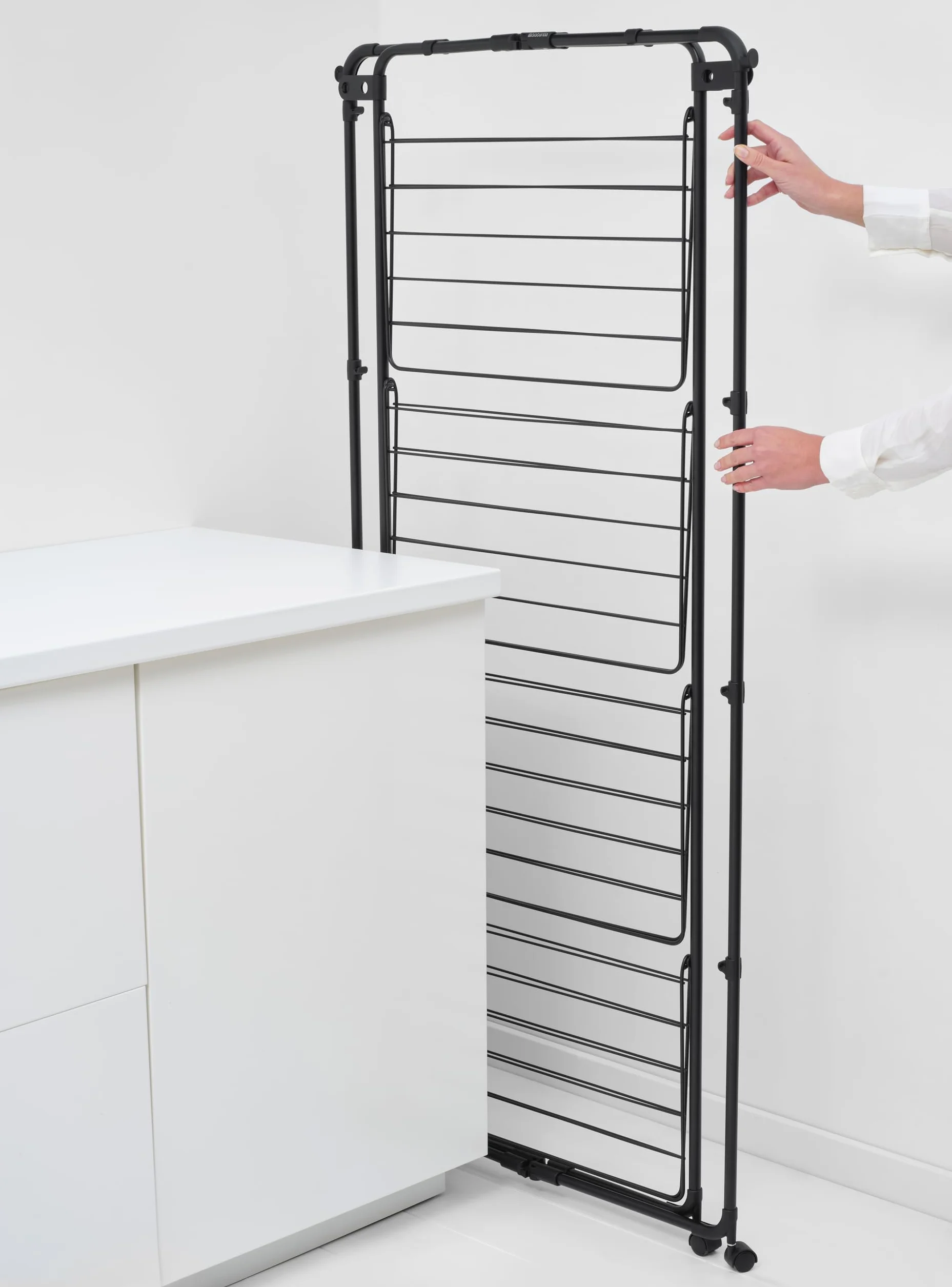 Brabantia Suszarka HangOn Tower, 30m (Matowa Czerń), Wysoka Składana Suszarka do Ubrań, Kompatkowy Stojak na Pranie z Kółkami i Haczykami