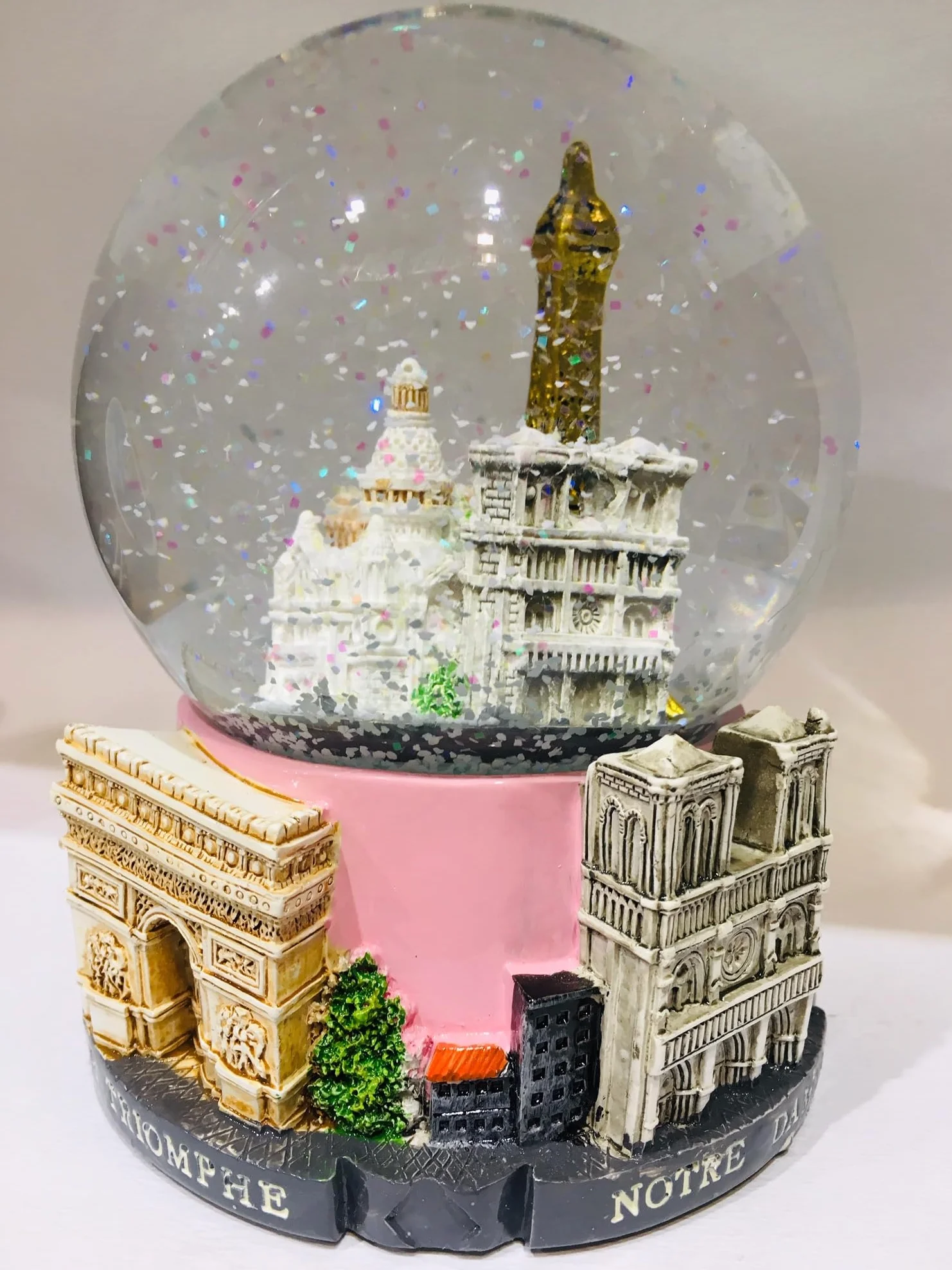 Śnieżka Wieża Eiffel i inne zabytki Paryża - Duży rozmiar 14 cm, podstawa z wysokiej jakości żywicy, wygrawerowane 3D zabytki Paryża, błyszczący śnieg, kolor różowy