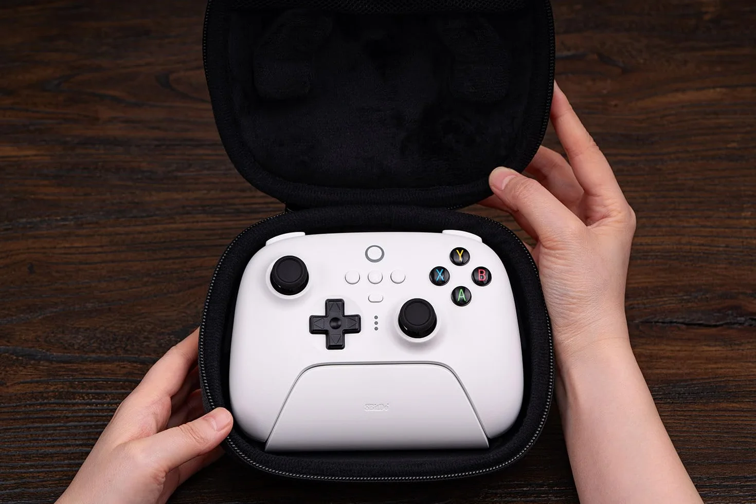 8Bitdo Klasyczne etui podróżne na kontroler Ultimate Controller ze stacją ładującą