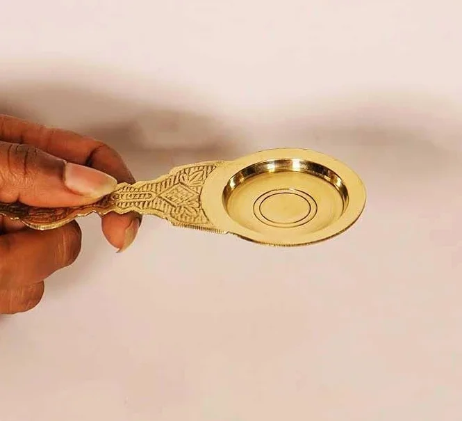 Eternals Brass Kapoor Diya Deepam Deepa Palnik stojak na pudżę Pooja Room Camphor Dani łyżka 14 cm