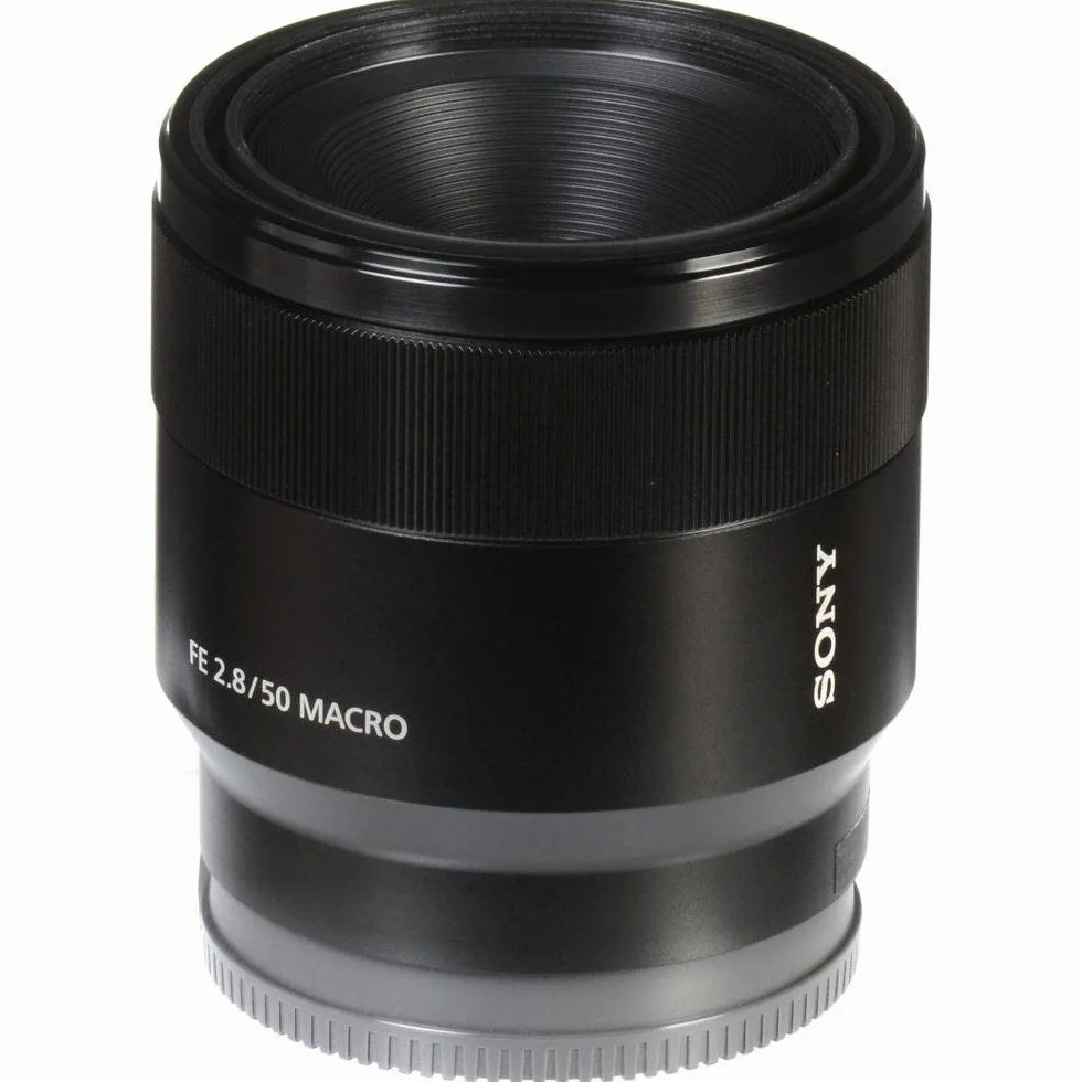 Sony FE 50 mm F2.8 Macro, stałoogniskowy obiektyw macro z mocowaniem typu E, odpowiedni do serii aparatów pełnoklatkowych (a7, a9, a1), czarny. (SEL50M28.SYX)
