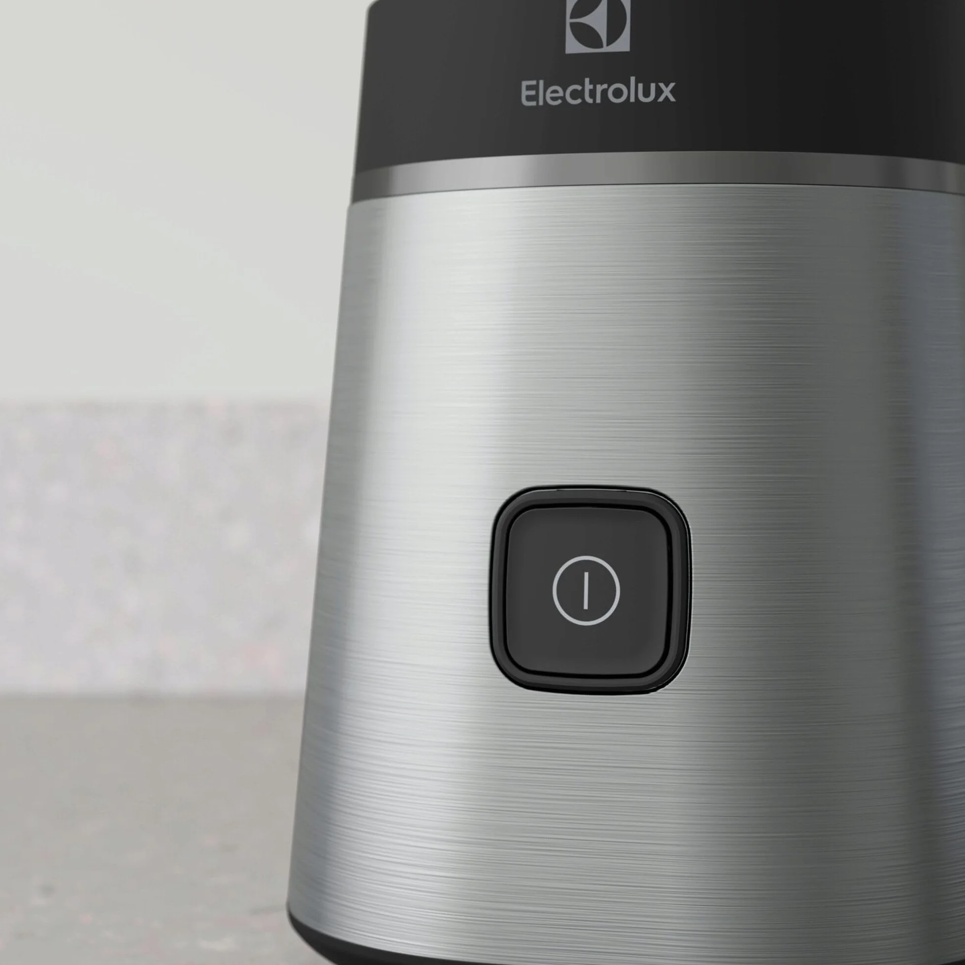 Electrolux Blender Kielichowy Sportowy Create 3 E3SB1-4ST, Mocne ostrza TruFlow, Praktyczna wyjmowane butelki 2 x 600ml, Przycisk dotykowy, Pojemność dzbanka 0,92L, 300W, Stal Nierdzewna