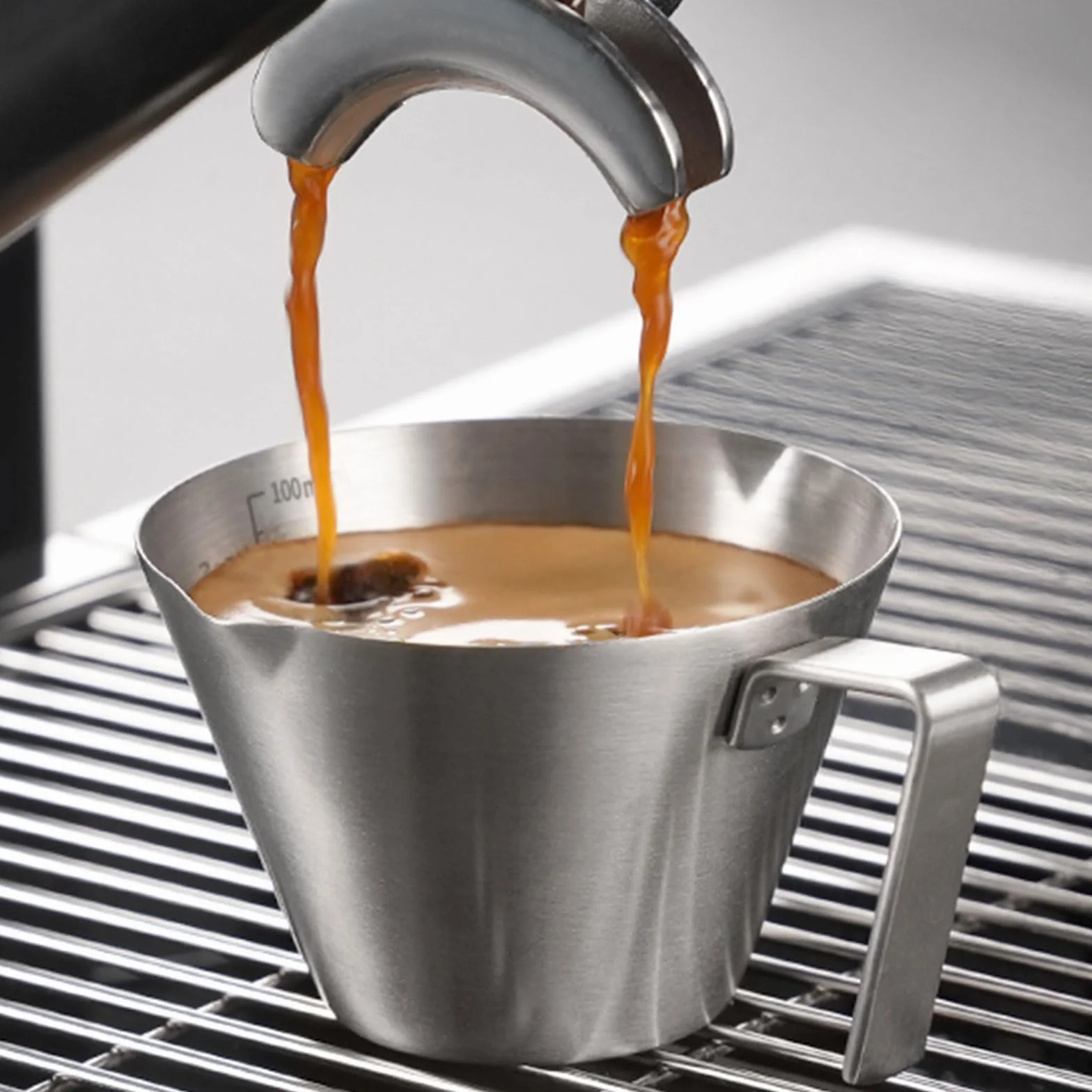 YARRAMATE Kubek do espresso z uchwytem, akcesoria do ze stali nierdzewnej, podwójna wylewka, metalowy kubek pomiarowy z podwójną skalą, kieliszek do z ustnikiem w kształcie litery V,