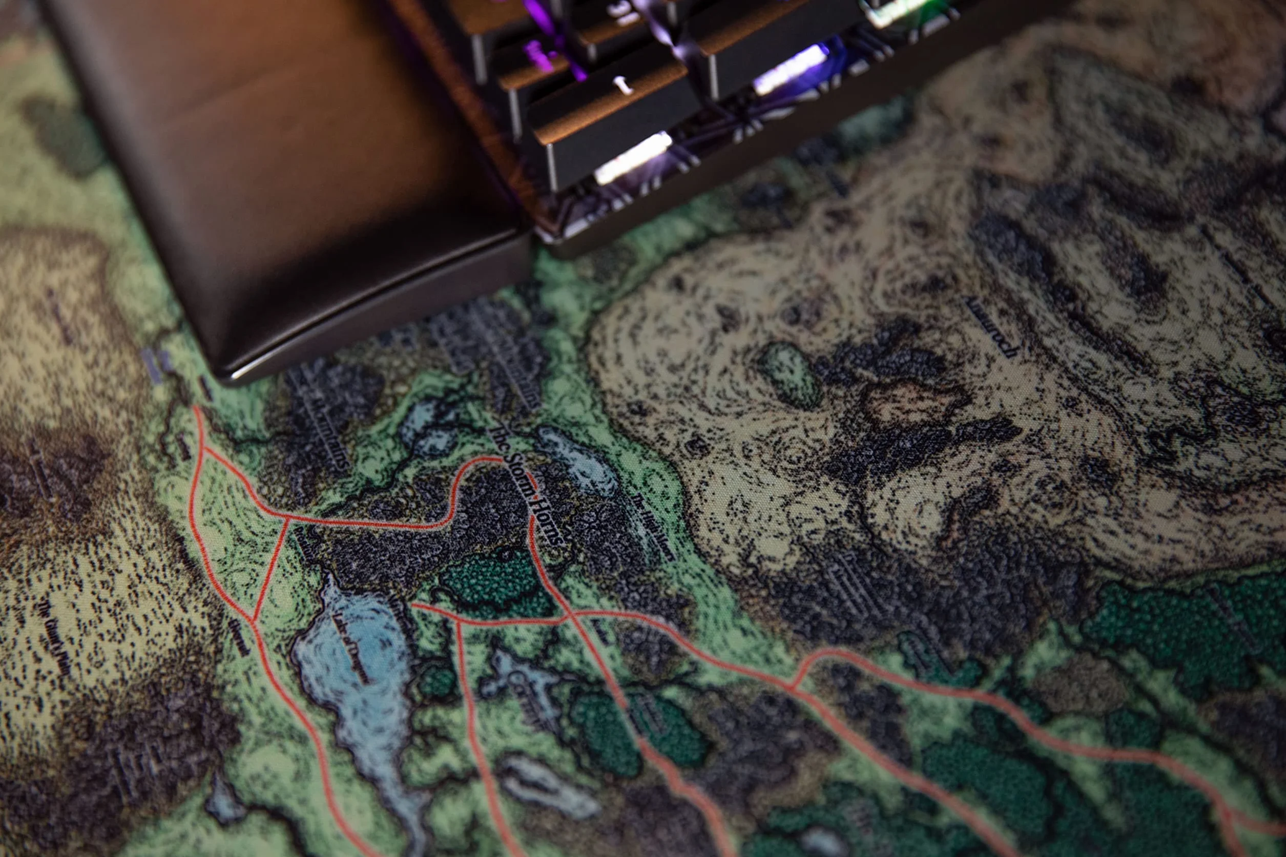 Konix Dungeons & Dragons XXL Podkładka pod mysz 80 x 46 cm do gier PC - antypoślizgowa podstawa - wzór karty Faerûn