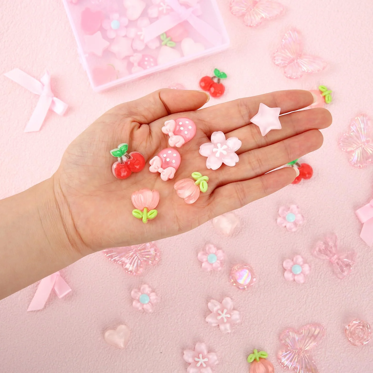 Tinoaly 66szt Różowy Junk Case Charms Kit, Żywiczne Akrylowe Etui na Telefon Wiśniowe Kwiatowe Kokardki Róże i Motylowe Slime Charms do DIY Crafting Scrapbooking i Decoden Decoration