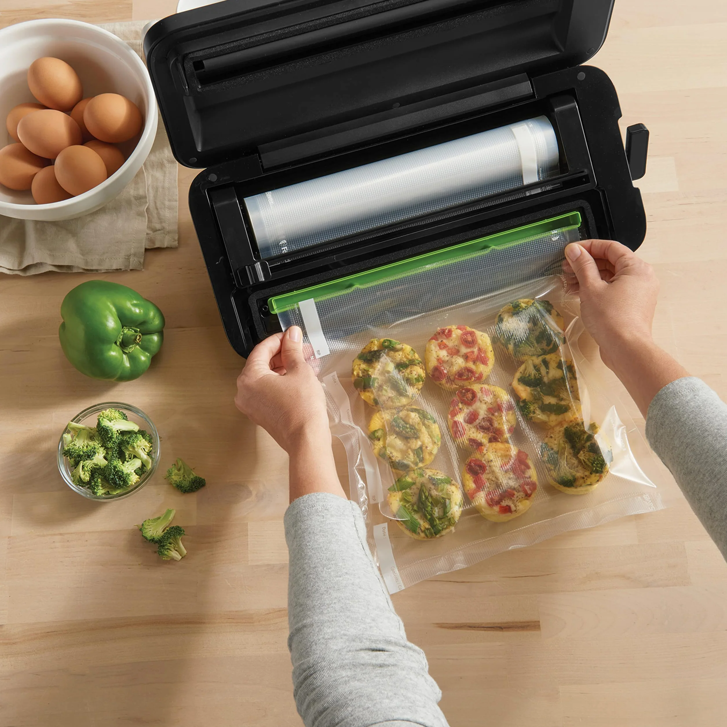 FoodSaver Urządzenie próżniowe do żywności z przenośnym akcesorium próżniowym i wężem, 1, kolor srebrny z czarnymi wykończeniami [VS2190X]