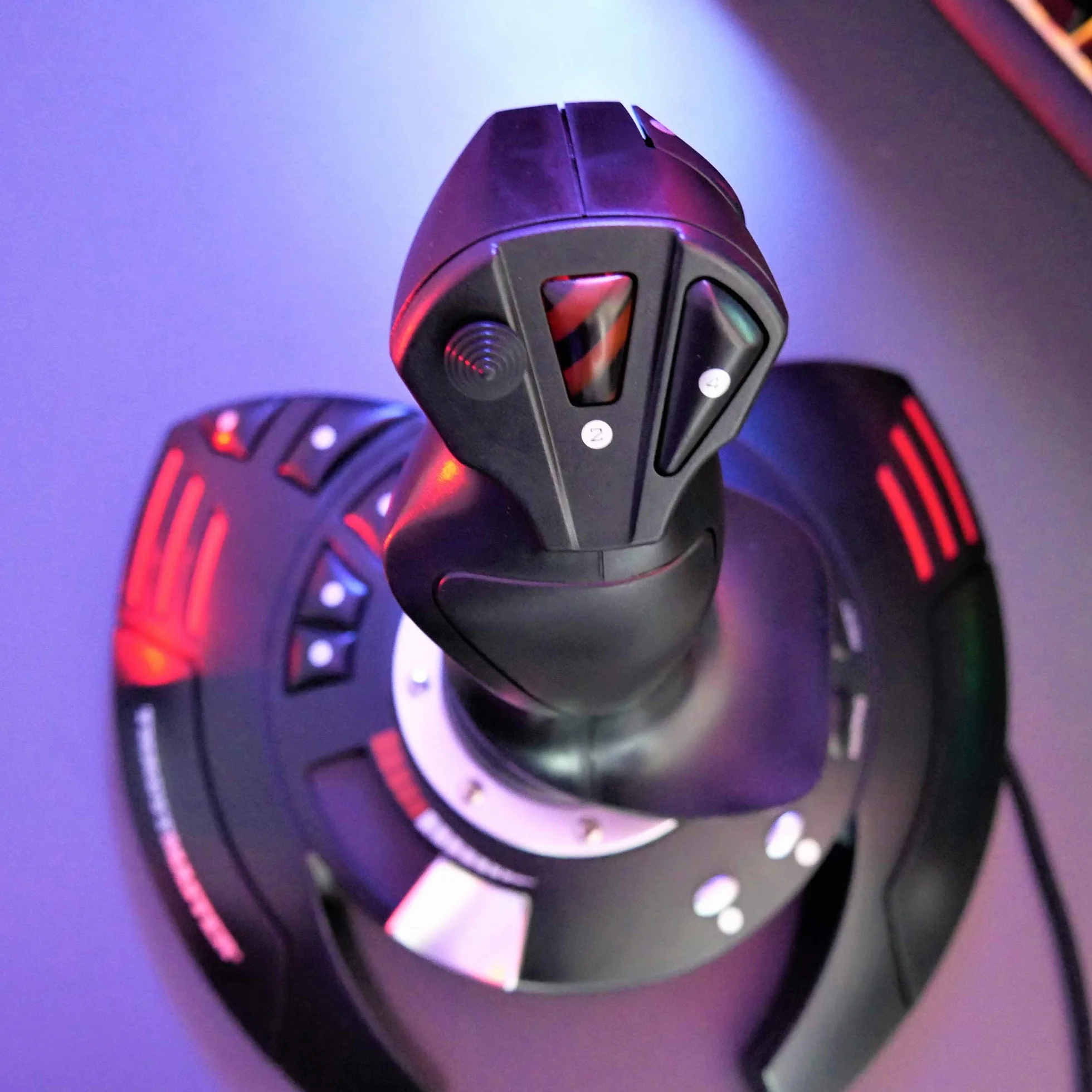 Thrustmaster T.Flight Stick X — joystick z obsługą steru kierunku, programowalnymi przyciskami i osiami, obrotowym uchwytem, wbudowaną przepustnicą oraz spustem z funkcją ognia, zgodny z PC/USB