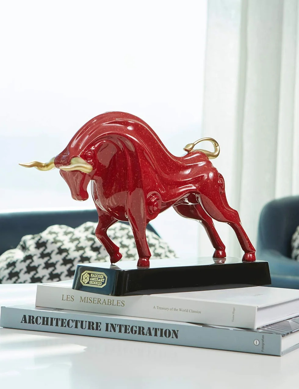 Rzeźba Wall Street Bull Statua Dekoracja Zwierzę Figurka Czerwona Żywica 31 cm