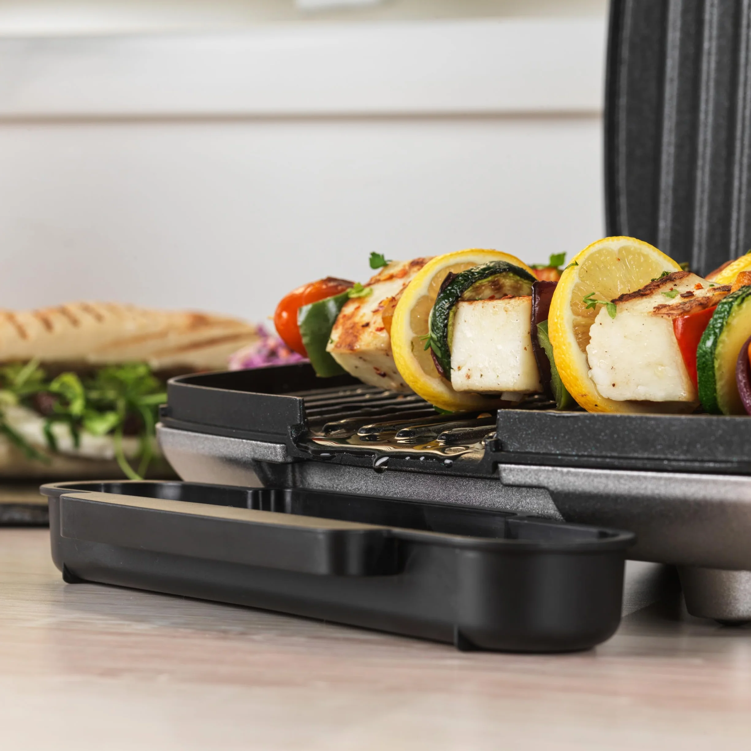 Petra PT5316HEVDEEU10 Kontaktgrill, pflegeleichte Grillplatten mit Smartstone-Antihaftbeschichtung, Panini-Presse mit abnehmbarer Abtropfschale, Kochen ohne Öl, Sandwiches, Gemüse, Fleisch, Spieße