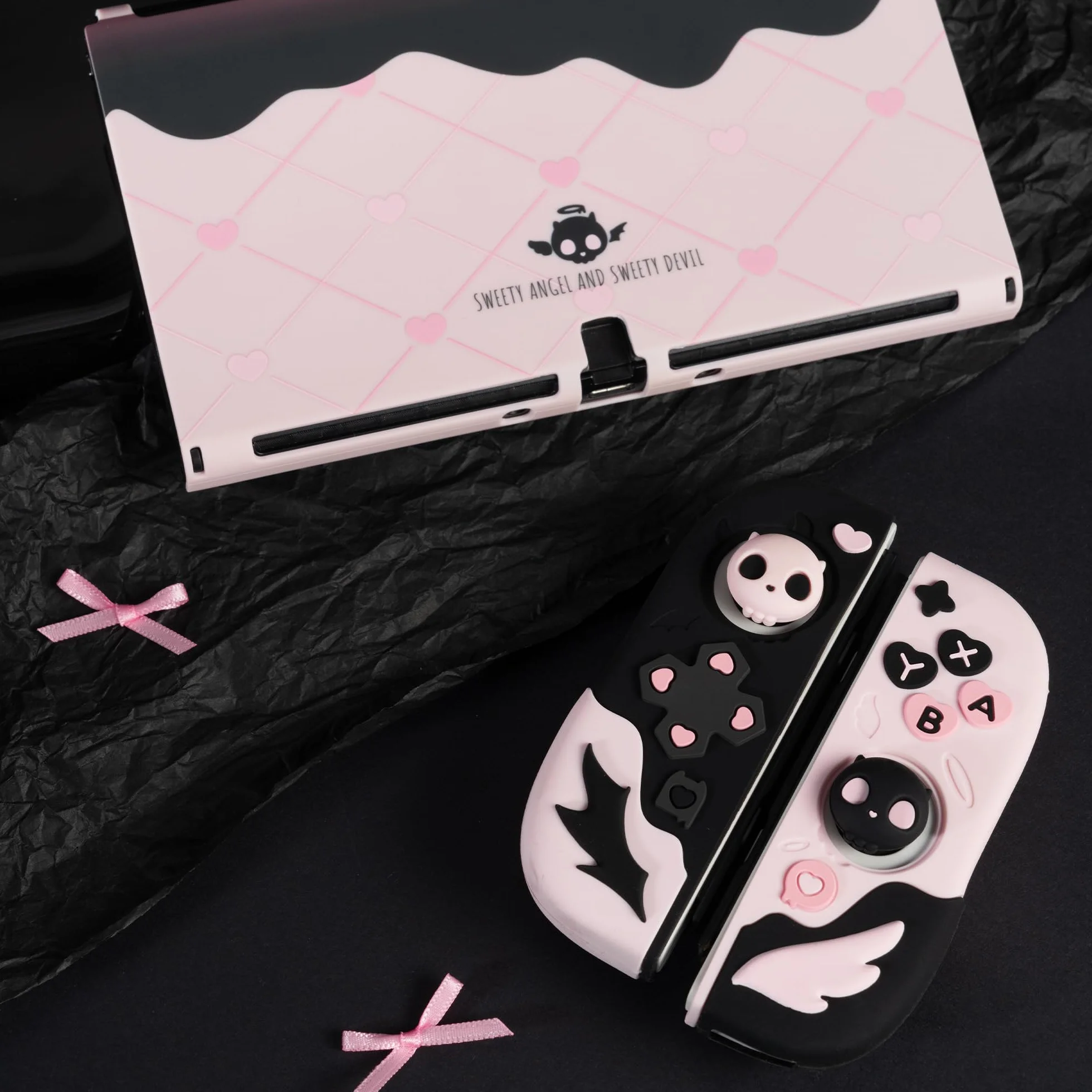 Etui ochronne GeekShare do Switch OLED, smukłe etui, oddzielna miękka silikonowa powłoka ochronna do Joycon z 2 nakładkami na kciuki - czaszka Sweetheart