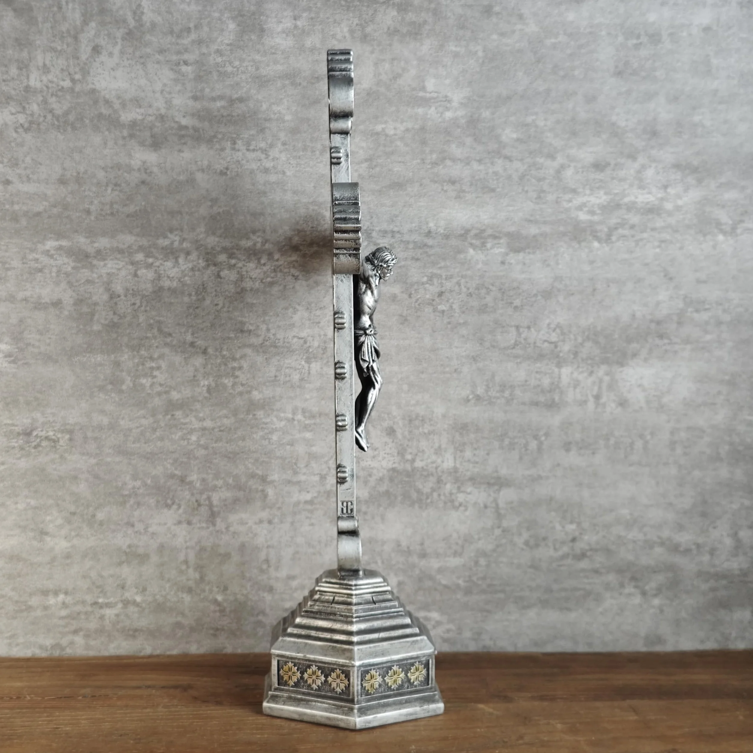Buildclassic Katolicki krzyż stojący srebrny krucyfiks 37 cm ręcznie wykonana rzeźba renesansowa