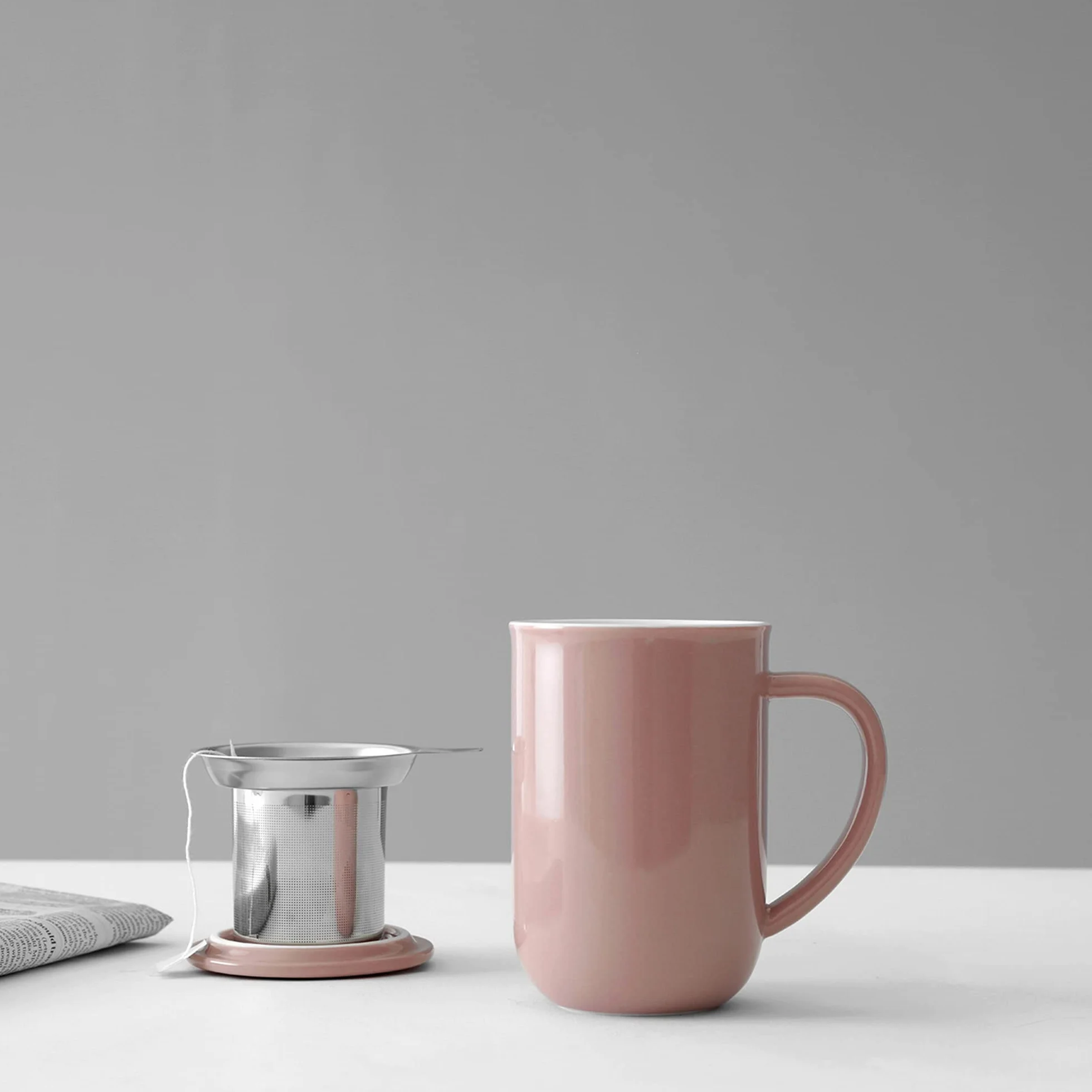 Viva Scandinavia Minima Balance porcelanowy kubek z sitkiem do herbaty i pokrywką, 500 ml, pojemność 0,5 l, różowy