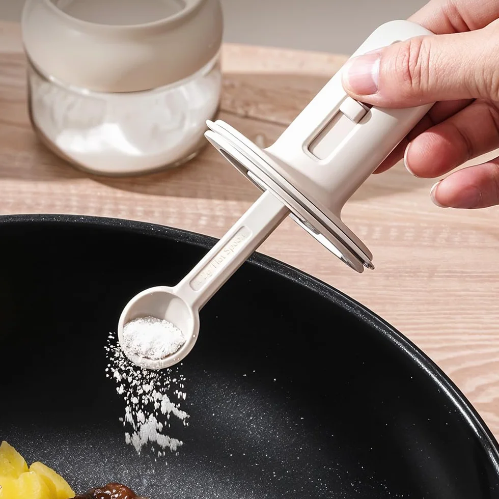 Kuketo pojemnik na przyprawy 280 ml kremowy z wysuwaną łyżeczką
