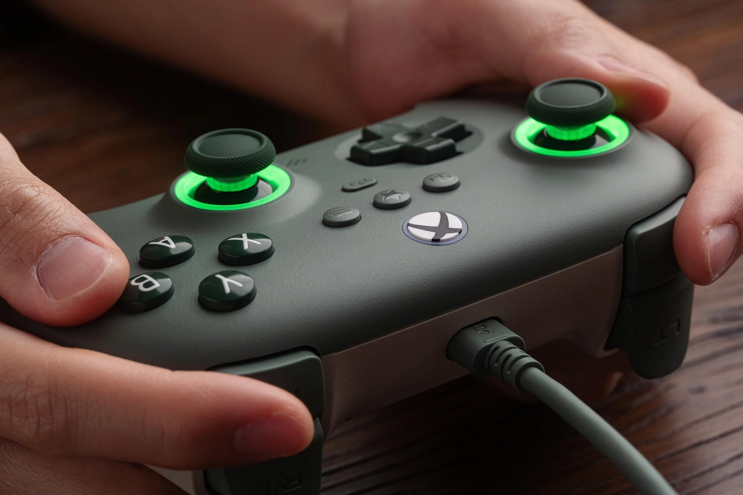 8Bitdo Ultimate Przewodowy kontroler C do Xbox z joystickami Halla, RGB, Xbox Series X|S, Xbox One, Windows 10/11