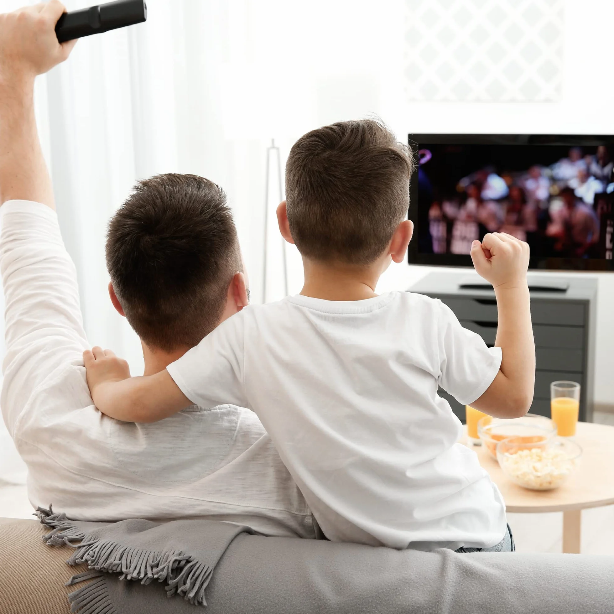 EMOS Antena zewnętrzna ze wzmacniaczem do odbioru zdalnego, VHF/UHF/DAB zewnętrzna antena TV do telewizji DVB-T/DVB-T2, zasięg 0-80 km, zintegrowany filtr blokujący LTE, filtr 4G, 5G