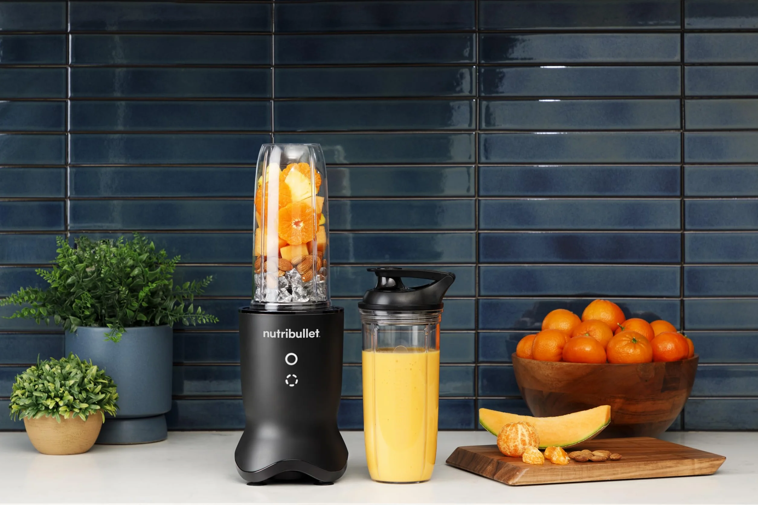 nutribullet Ultra NB1206MB, mikser z pojemnikiem z tritanu, ostrza ze stali nierdzewnej, elektryczny mikser do smoothie, pojemnik 900 ml i 700 ml, 2 pokrywki To-Go, 1200 W, szary