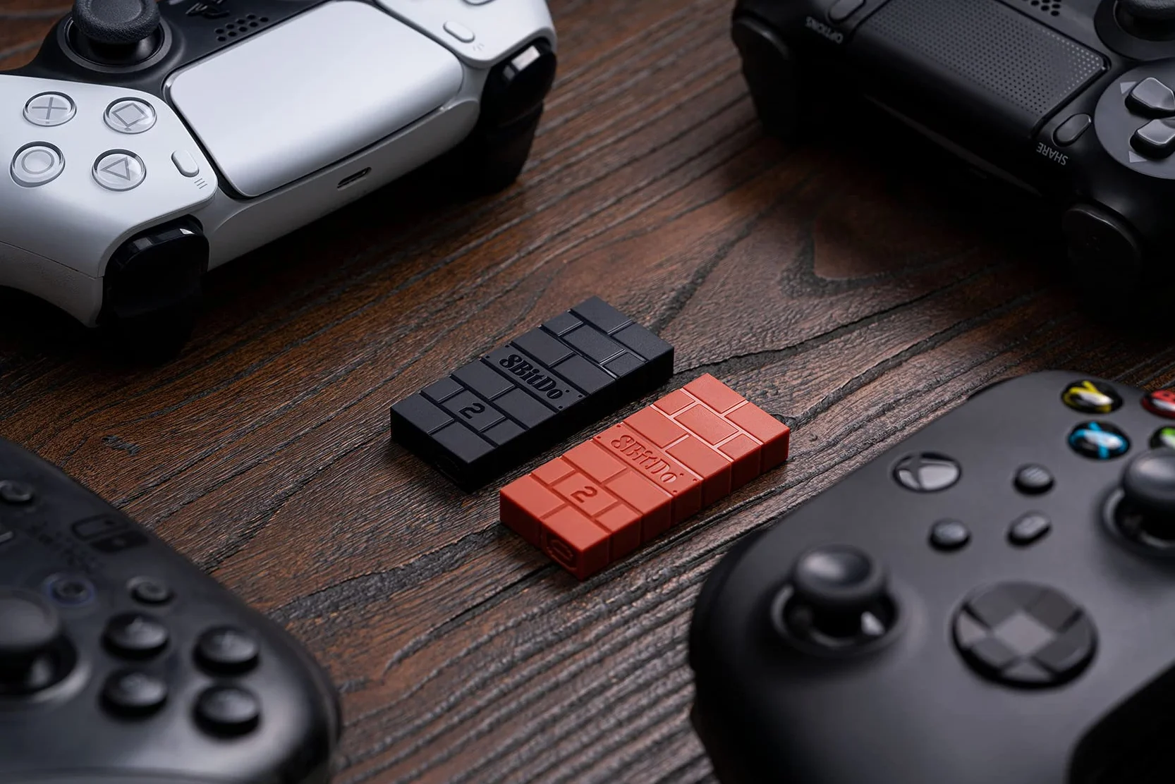 8Bitdo Bezprzewodowy Adapter USB 2, Adapter Kontrolerów Przełączników Bluetooth do Serii Xbox, Joycons, Switch Pro, PS5, PS4, PS4 Pro, PS3 on Switch, PC, Android, Raspberry Pi, Retrofreak (Brązowy)