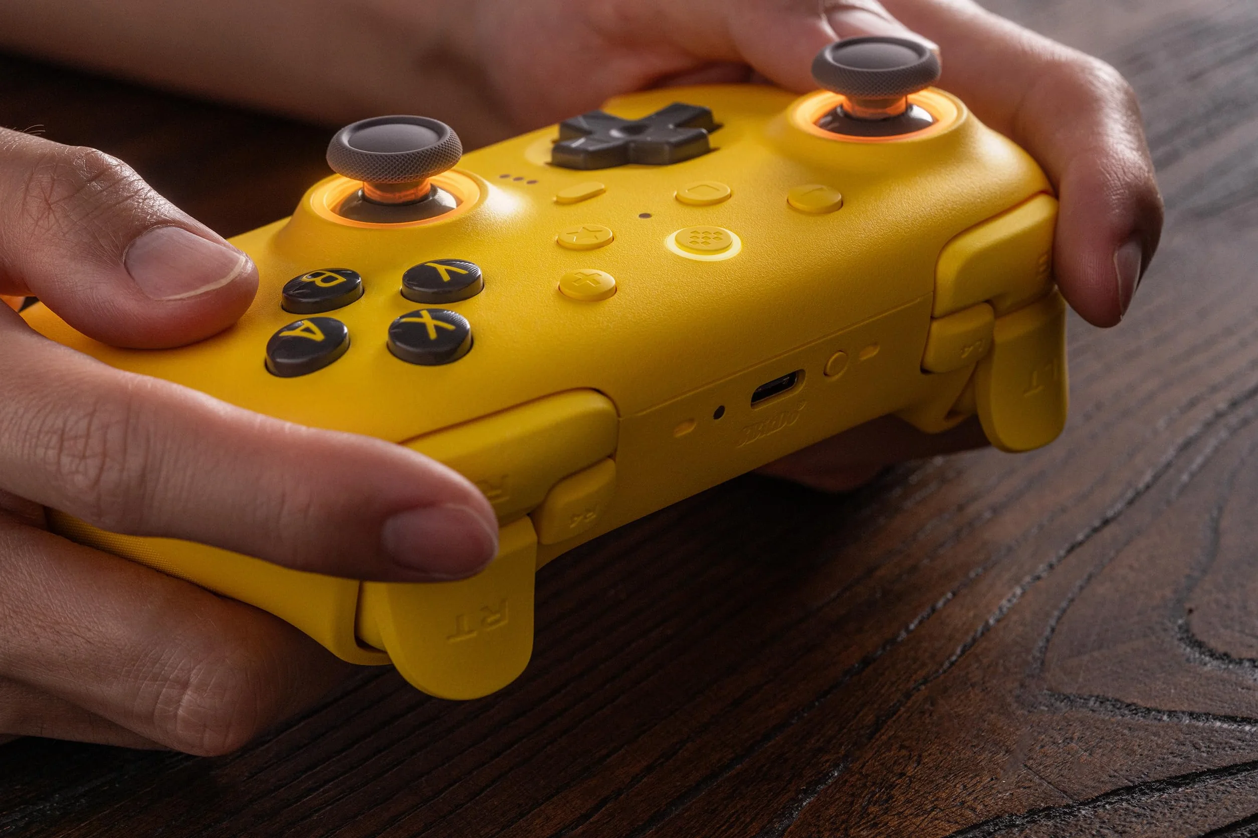 8Bitdo Ultimate 2 Kontroler Bluetooth Do Switch 2, Switch, Windows PC, Joystick TMR, Pierścień Świetlny RGB, Przełączane Wyzwalacze Dotykowe Efektem Halla, Programowalne Przyciski L4/R4, Żółty