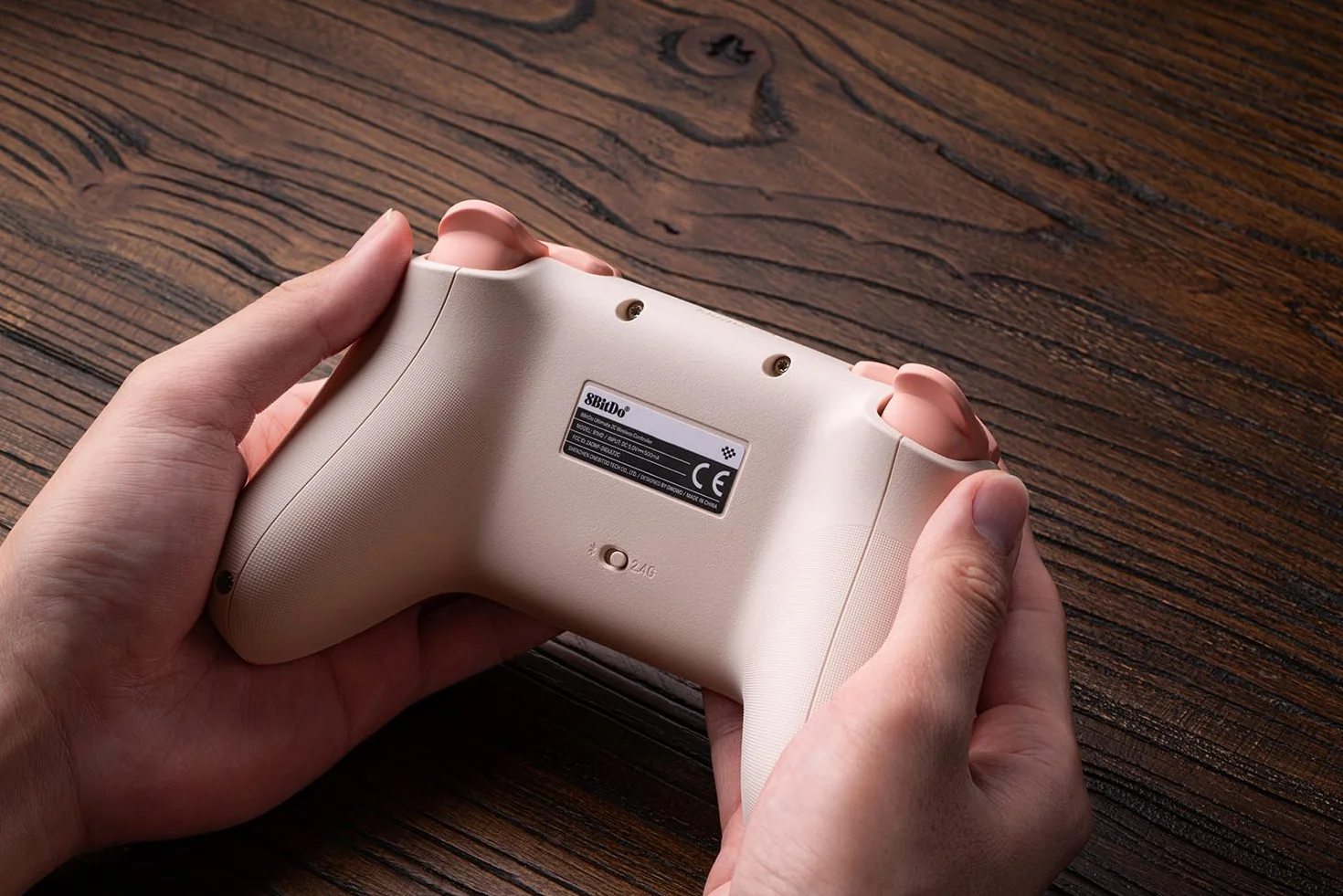 8Bitdo Ultimate bezprzewodowy kontroler 2C do komputerów z systemem Windows i Android, z częstotliwością odpytywania 1000 Hz, joystickami z efektem Halla i wyzwalaczami Halla oraz zderzakami L4/R4