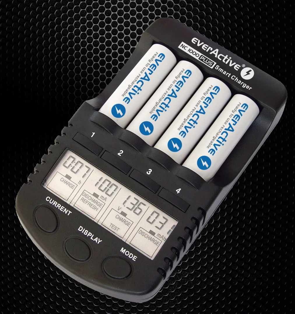 everActive Ładowarka do 4 akumulatorów AAA AA, profesjonalna i szybka, wyświetlacz LCD, test pojemności, adapter samochodowy, model: NC-1000 Plus, czarna, NC1000Plus