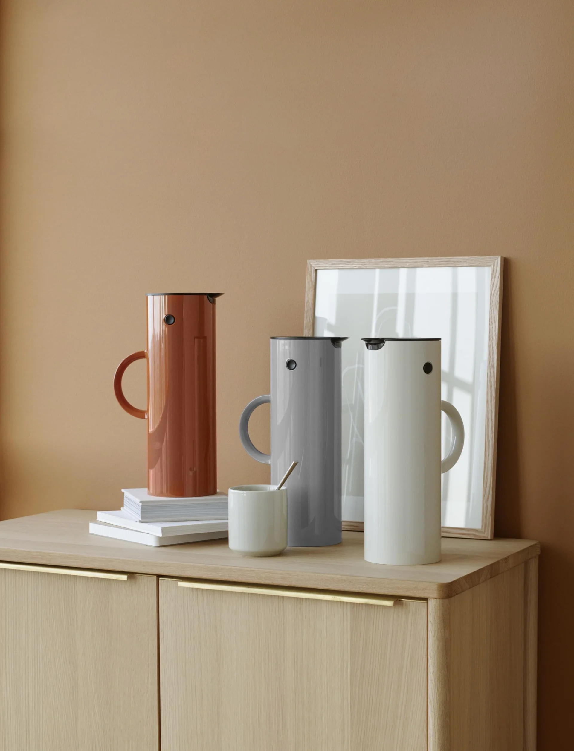Stelton Termos EM77 – dwuścienny termos na gorące/zimne napoje – dzbanek do herbaty i kawy ze szklanym wkładem, zamknięcie magnetyczne, zakręcana, styl vintage – 1 litr, piaskowy