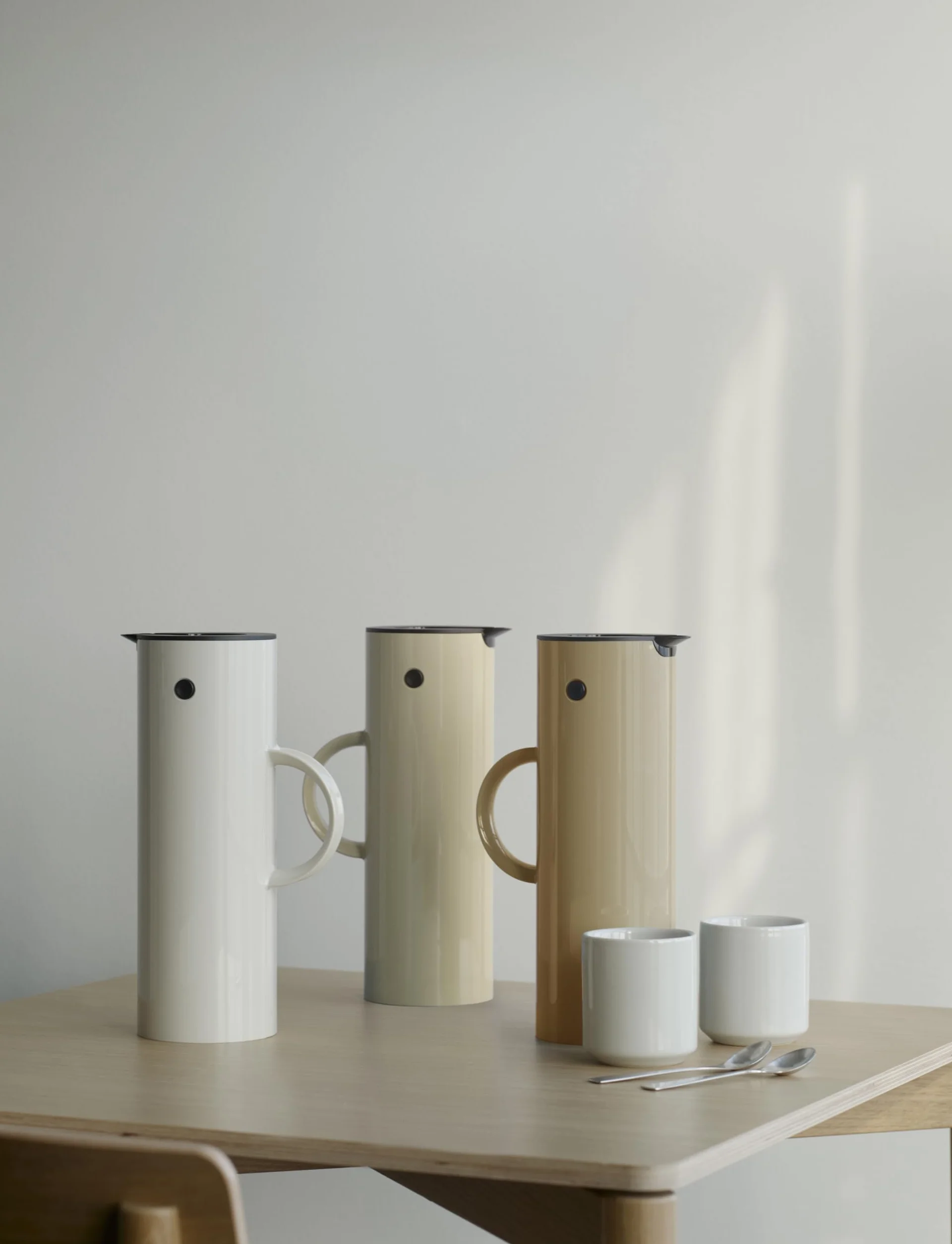Stelton Termos EM77 – dwuścienny termos na gorące/zimne napoje – dzbanek do herbaty i kawy ze szklanym wkładem, zamknięcie magnetyczne, zakręcana, styl vintage – 1 litr, piaskowy