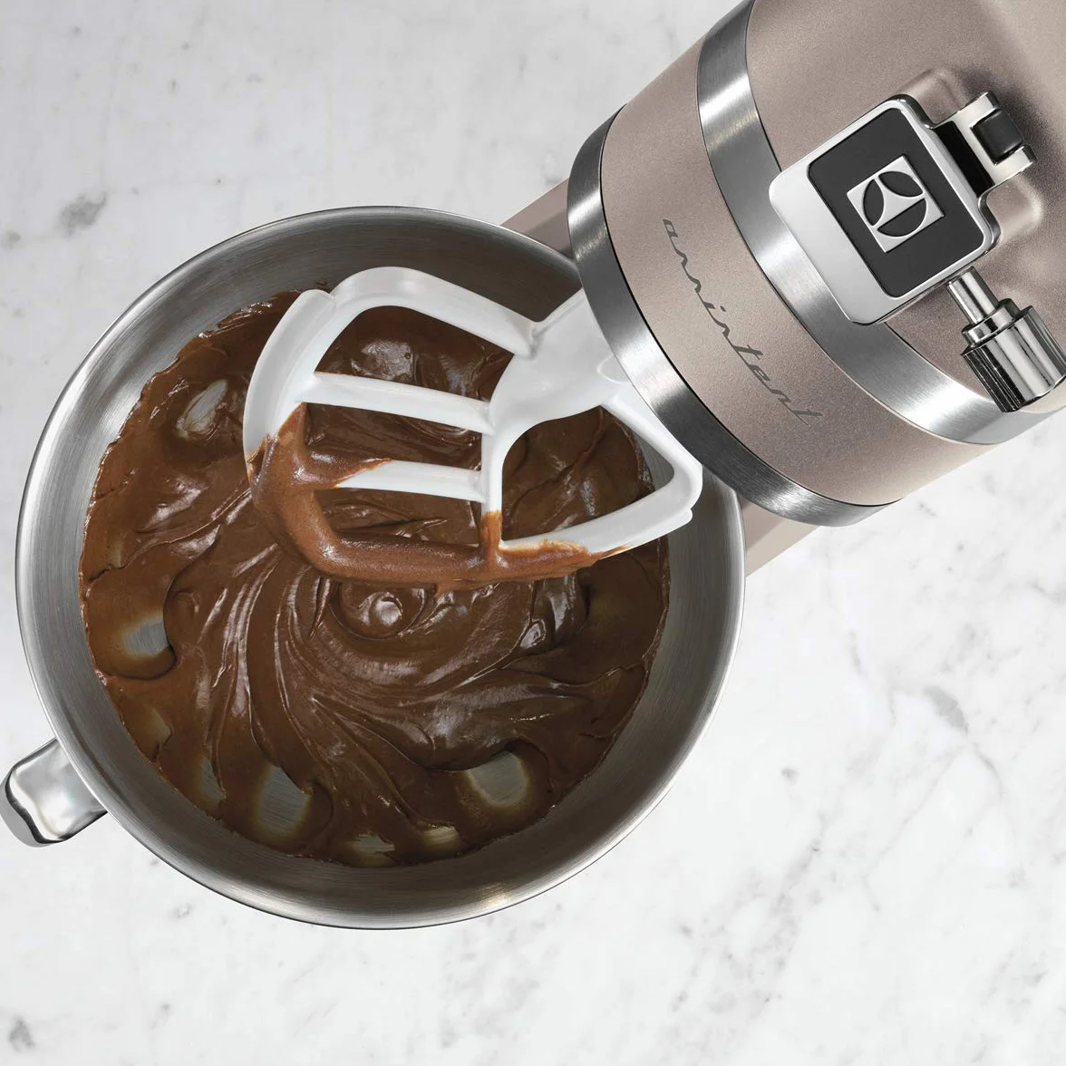 Electrolux Robot Kuchenny 1200 W, 10 prędkości + f. pulsacyjna, Oświetlenie LED misy, 2 misy o pojemności 4,8l i 2,9l, W Zestawie: Hak, Trzepaczka, Ubijaczka, Silikonowa Łyżka, Pokrywa, EKM5570,Beżowy