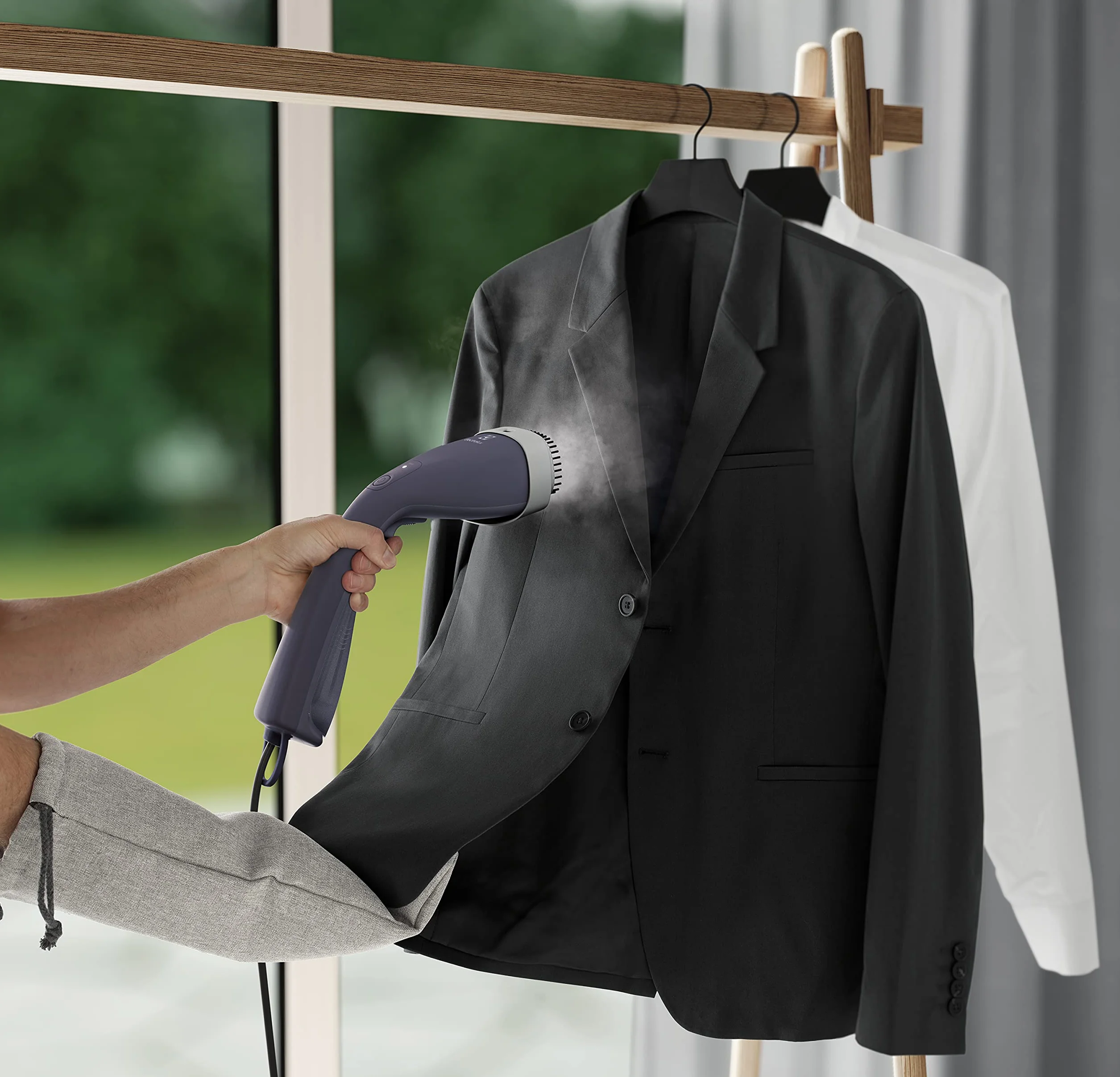 Electrolux Ręczna Parownica do ubrań Refine 700 E7HS1-4MN, System zapobiegania kapaniu, Pionowe uderzenie pary, Usuwa do 99,99% bakterii, Przewód 3 m/możliwość obrotu o 360, 1L, 1400 W, Granatowy