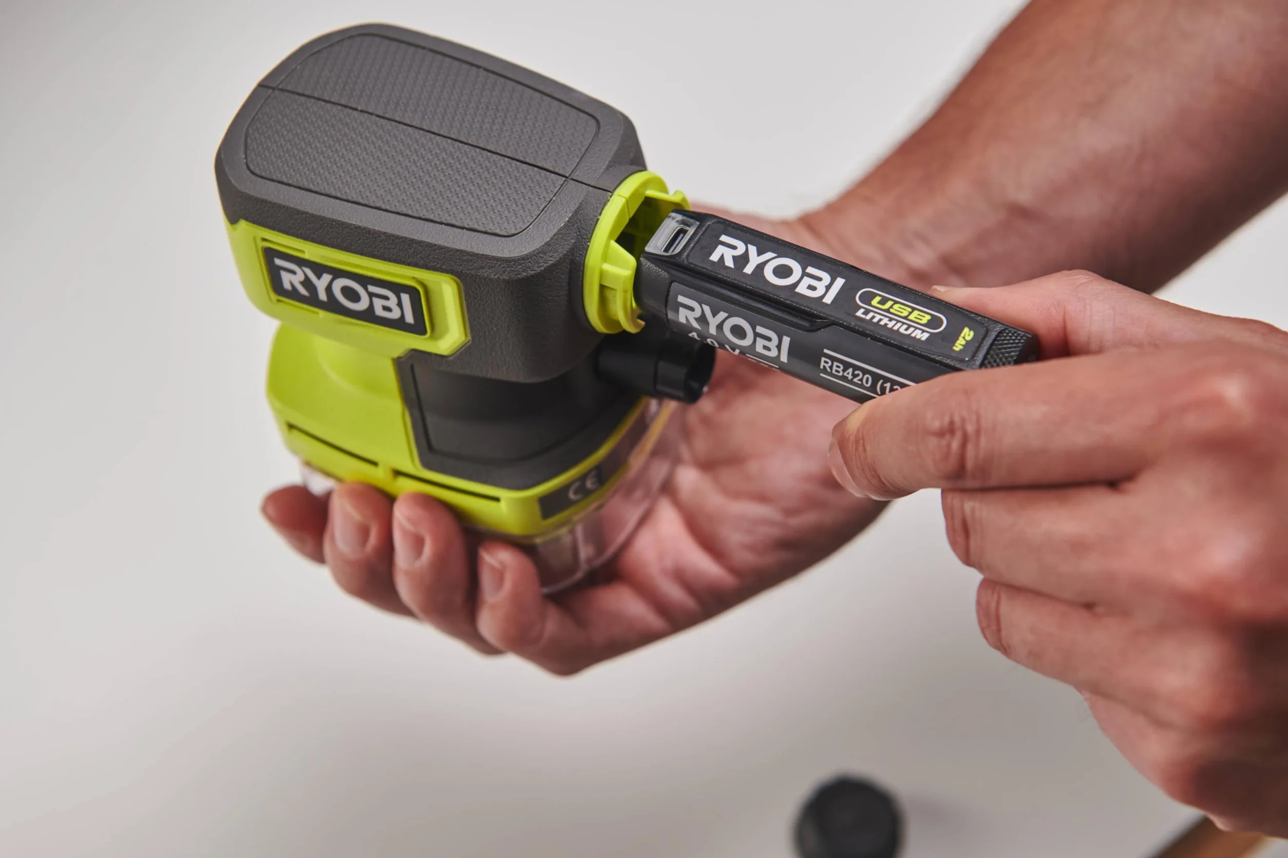RYOBI Mini odkurzacz akumulatorowy 4 V USB RDV4-0, przepływ powietrza 142 l/min, bez akumulatora i ładowarki