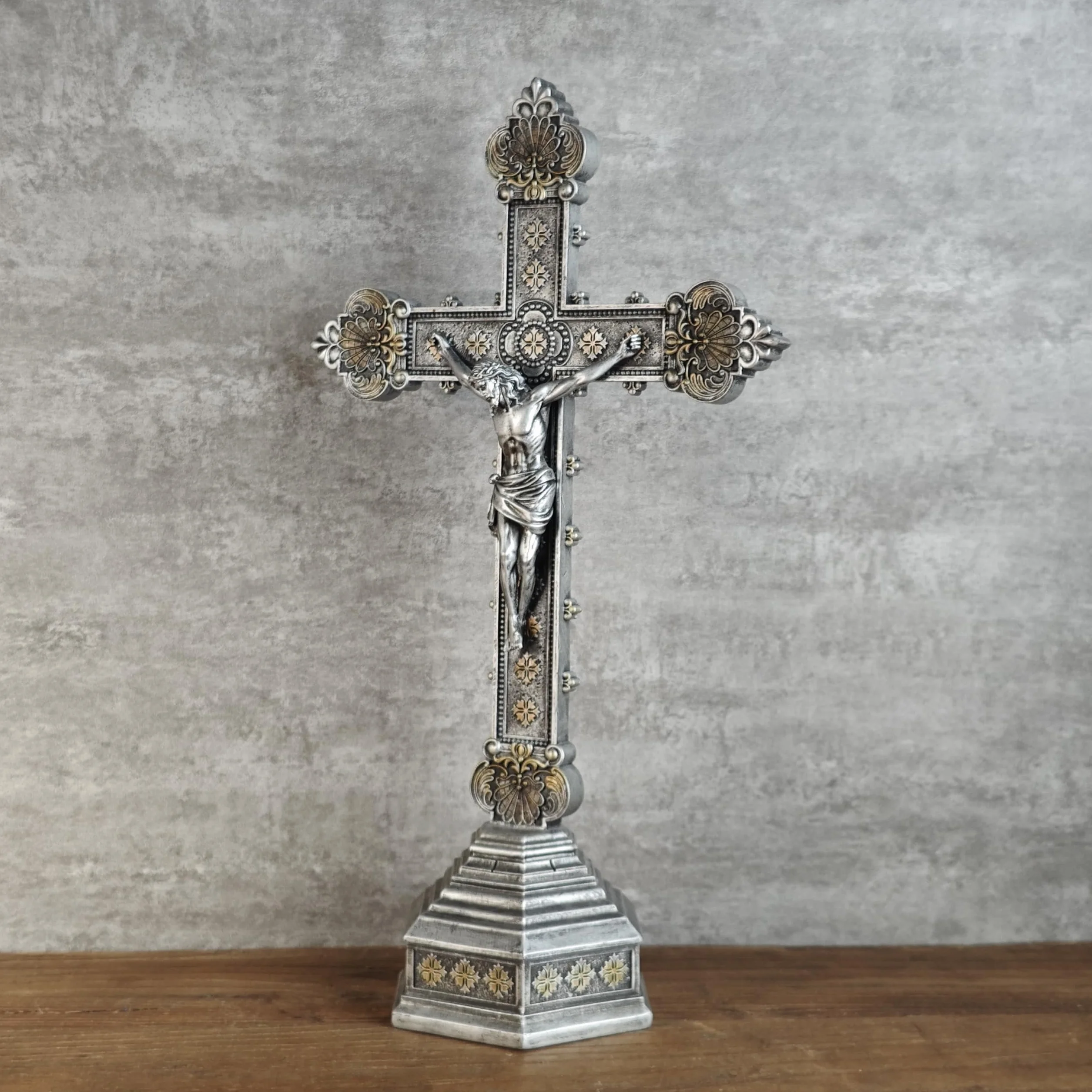 Buildclassic Katolicki krzyż stojący srebrny krucyfiks 37 cm ręcznie wykonana rzeźba renesansowa