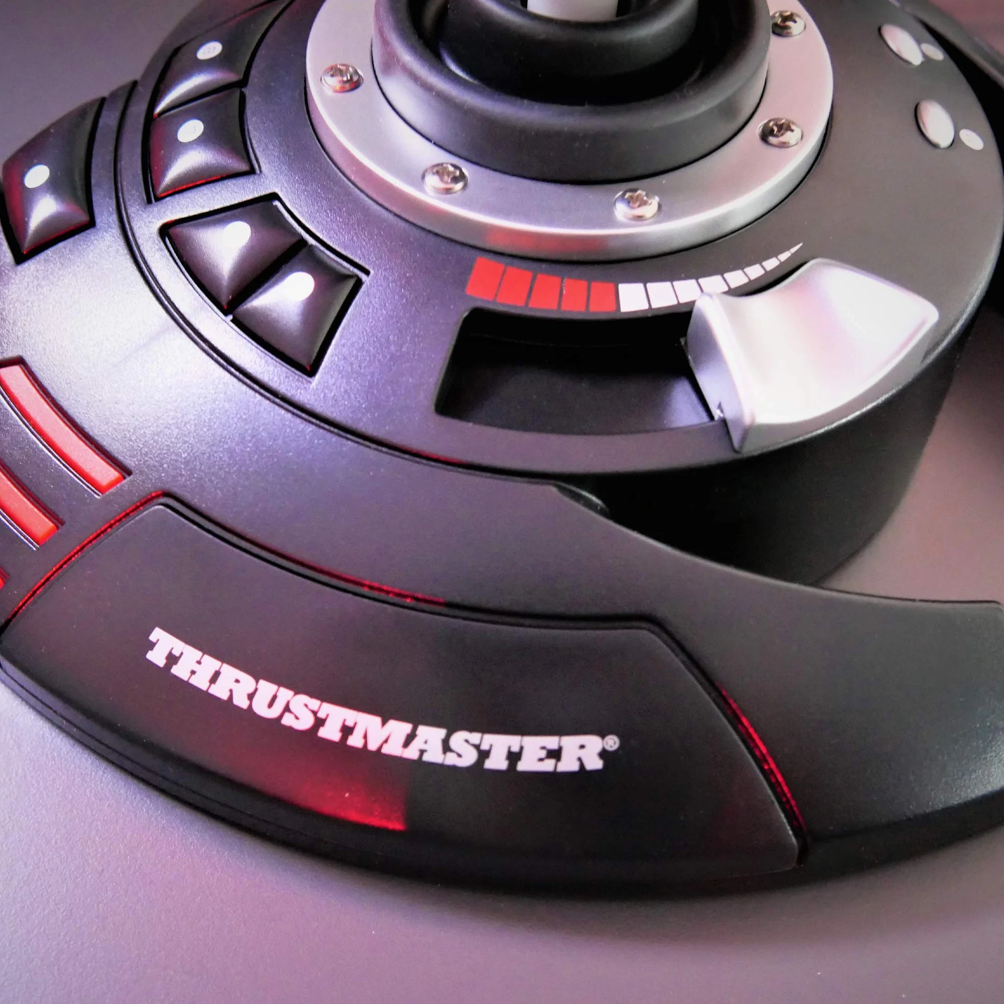 Thrustmaster T.Flight Stick X — joystick z obsługą steru kierunku, programowalnymi przyciskami i osiami, obrotowym uchwytem, wbudowaną przepustnicą oraz spustem z funkcją ognia, zgodny z PC/USB