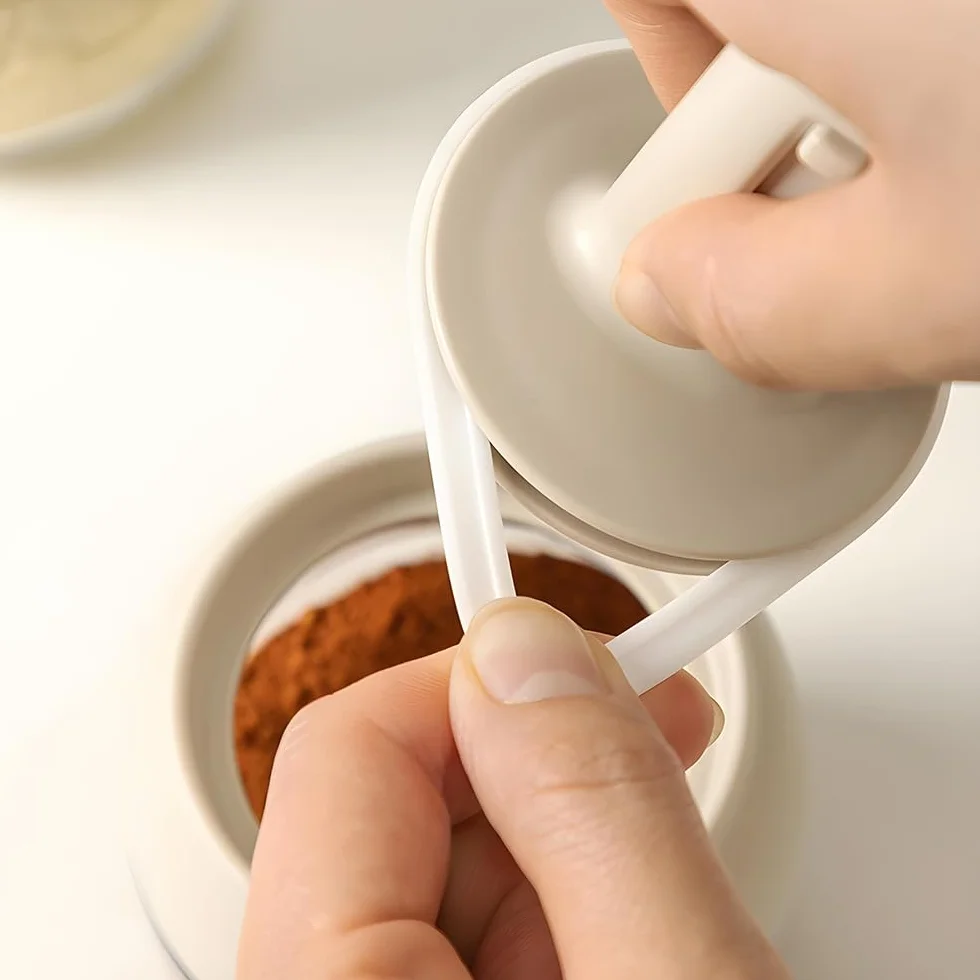Kuketo pojemnik na przyprawy 280 ml kremowy z wysuwaną łyżeczką