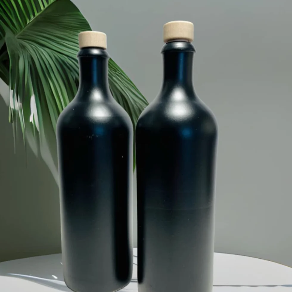 Butelki z kamionki czarno-matowej 750 ml z drewnianym korkiem Made in Germany