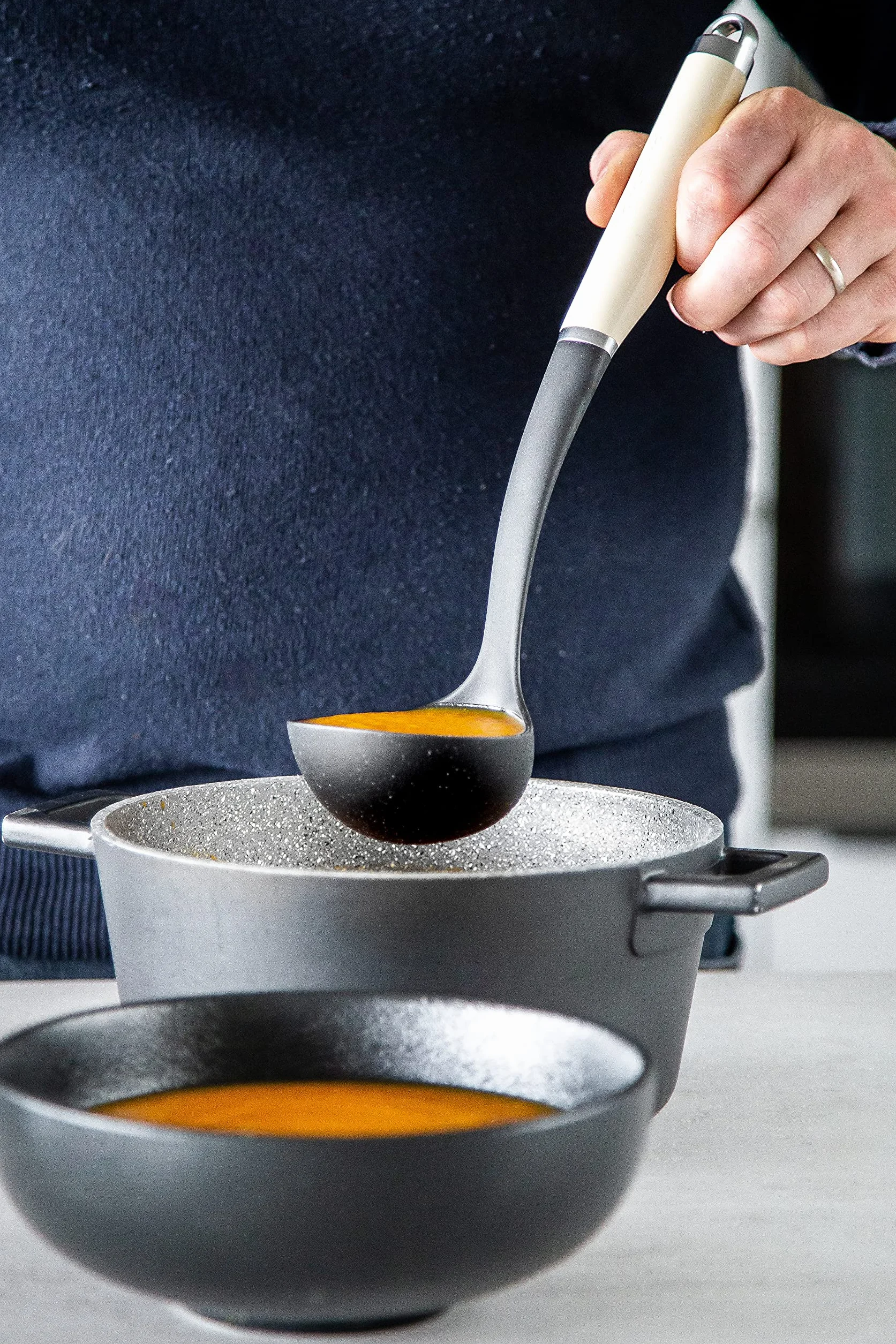 KitchenAid Chochla Kuchenna, Odporna na Wysoką Temperaturę, Bezpieczna dla Powłok - Kolor Almond Cream