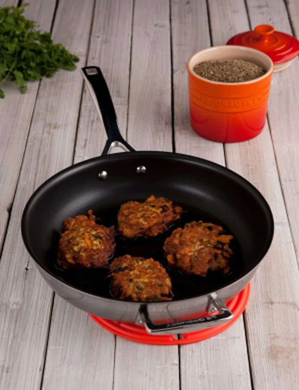 Le Creuset Ścierka do garnków / podstawka z silikonu z otworem do zawieszenia, klasyczna okrągła, średnica: 20 cm, silikon, Czarny Mat