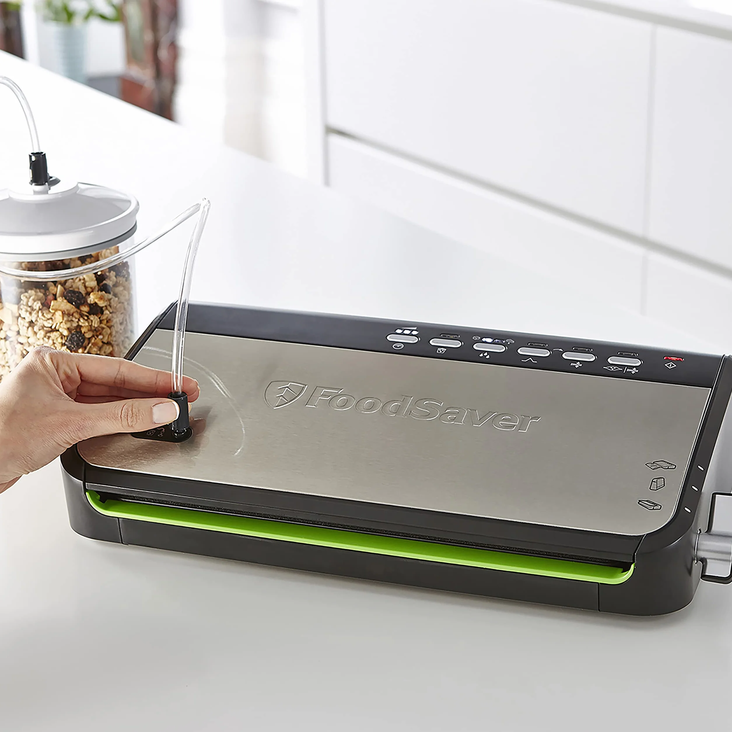 FoodSaver zgrzewarka próżniowa ze zintegrowanym schowkiem na rolkę, pakowarka próżniowa z gilotyną do worków i funkcją pulsacyjną do delikatnych produktów, FFS005X