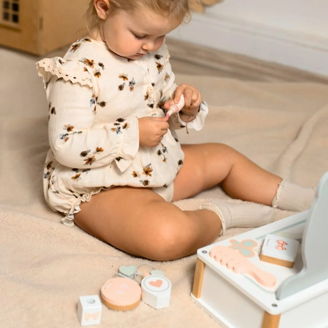 Mamabrum, Drewniana Toaletka dla Dzieci z Akcesoriami, Toaletka z Butelka Perfum, Lakier do Paznokci, Szminka, Paleta z Imitacją Cieni, Pudernica, dla Dzieci