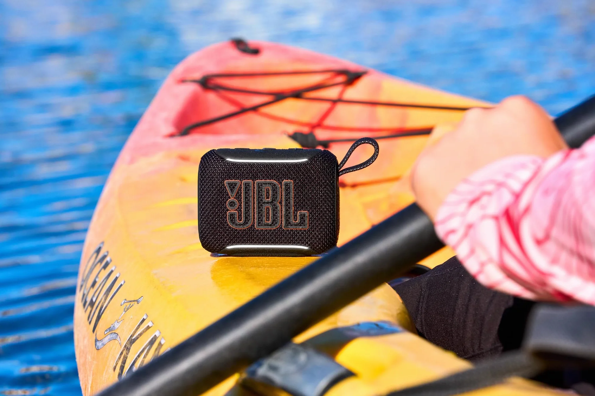 JBL GO 5 Ultra-przenośny głośnik Bluetooth z dużym dźwiękiem JBL Pro i mocnym basem, parowanie AirTouch, wodoodporna konstrukcja i 10-godzinny czas odtwarzania, czarny
