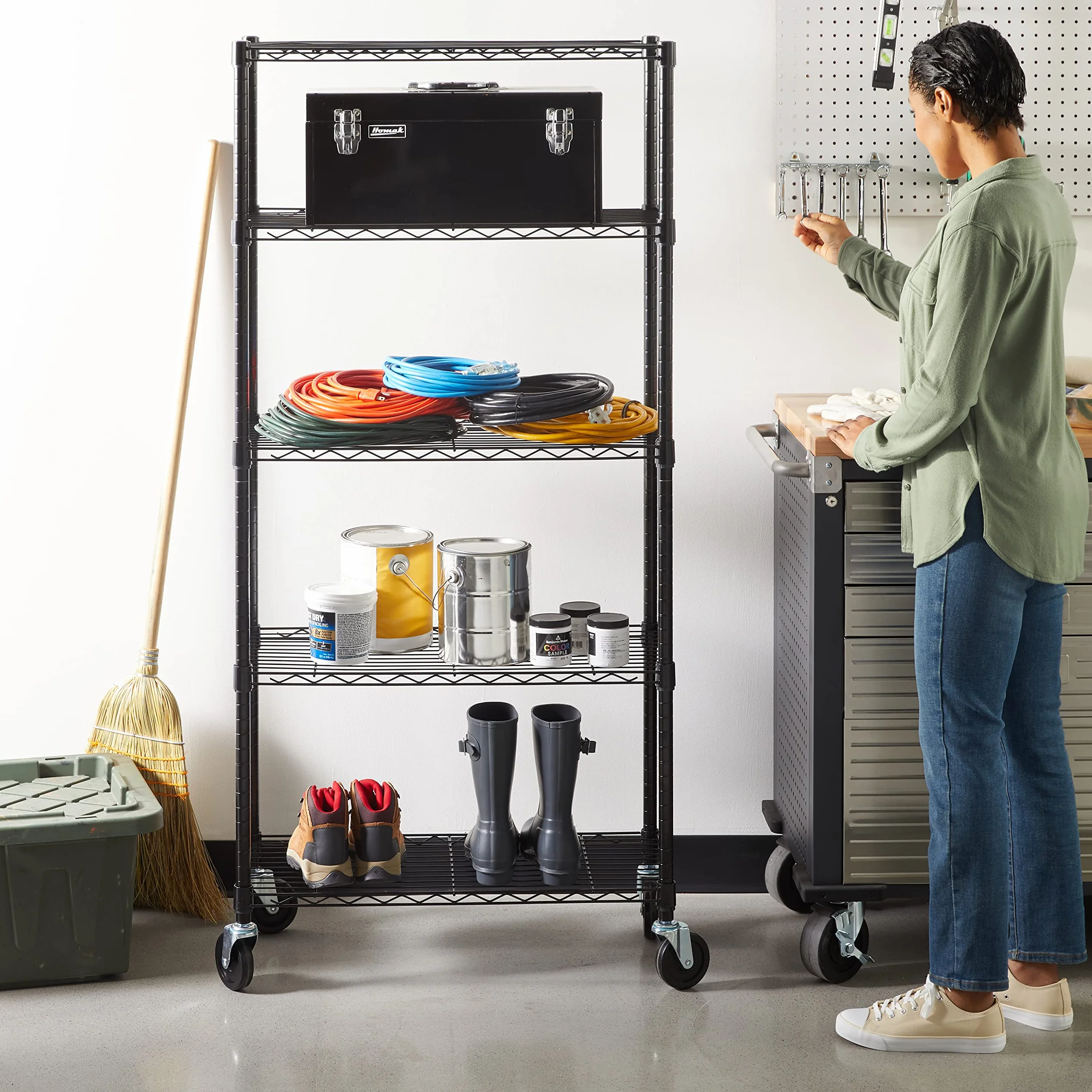 Amazon Basics Regał magazynowy z 5 półkami, na kółkach 10,2cm, półki z regulacją wysokości i nóżki poziomujące, maksymalna waga 680kg, czarny, 35,6cm x 76,2cm x 162,2cm (gł. x szer. x wys.)