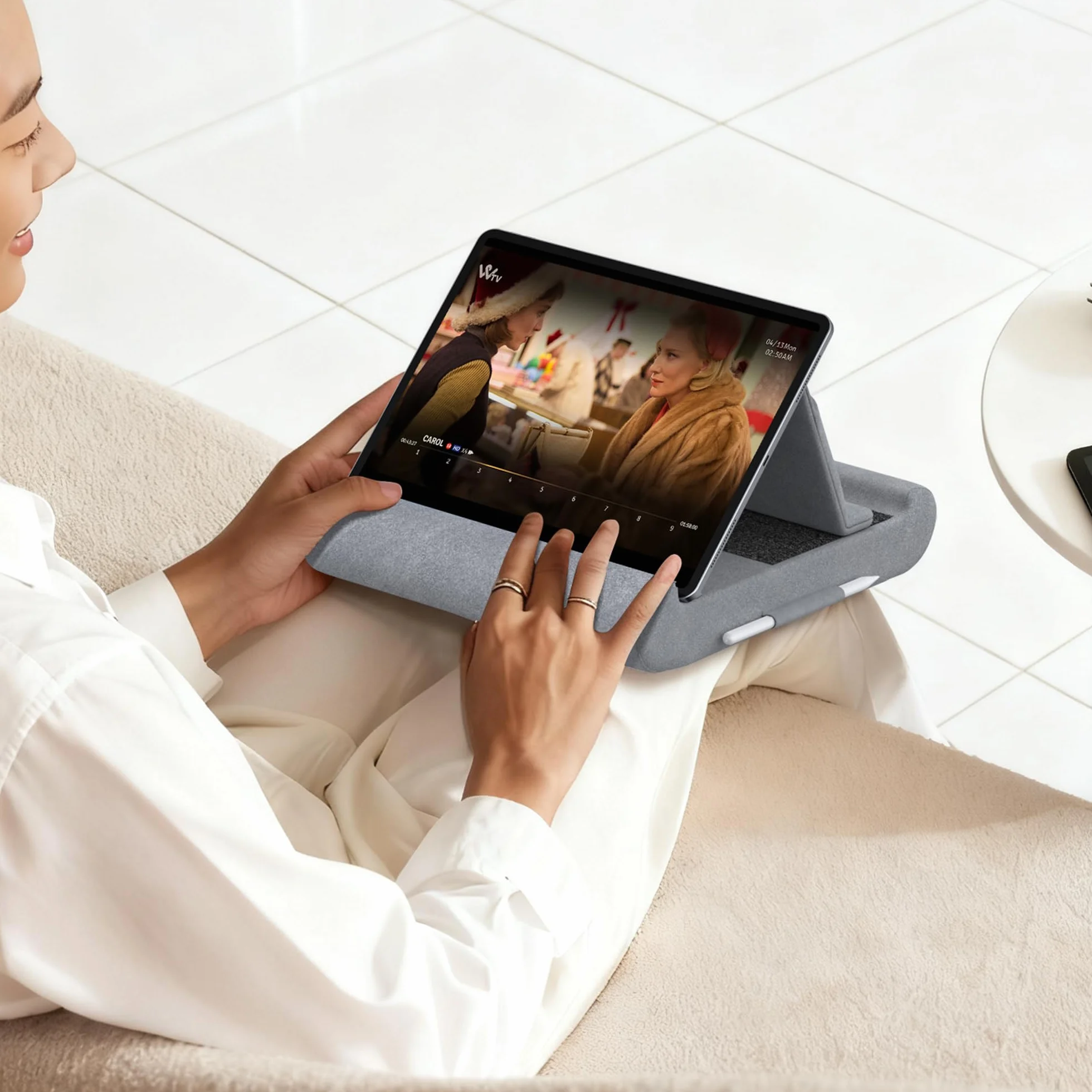 CreaDream Stojak na tablet z miękką poduszeczką, składany uchwyt na tablet do łona, łóżka i biurka, miękka podkładka z kieszenią i uchwytem na rysik, dla tabletów 4-13", takich jak iPad Pro 11, 13