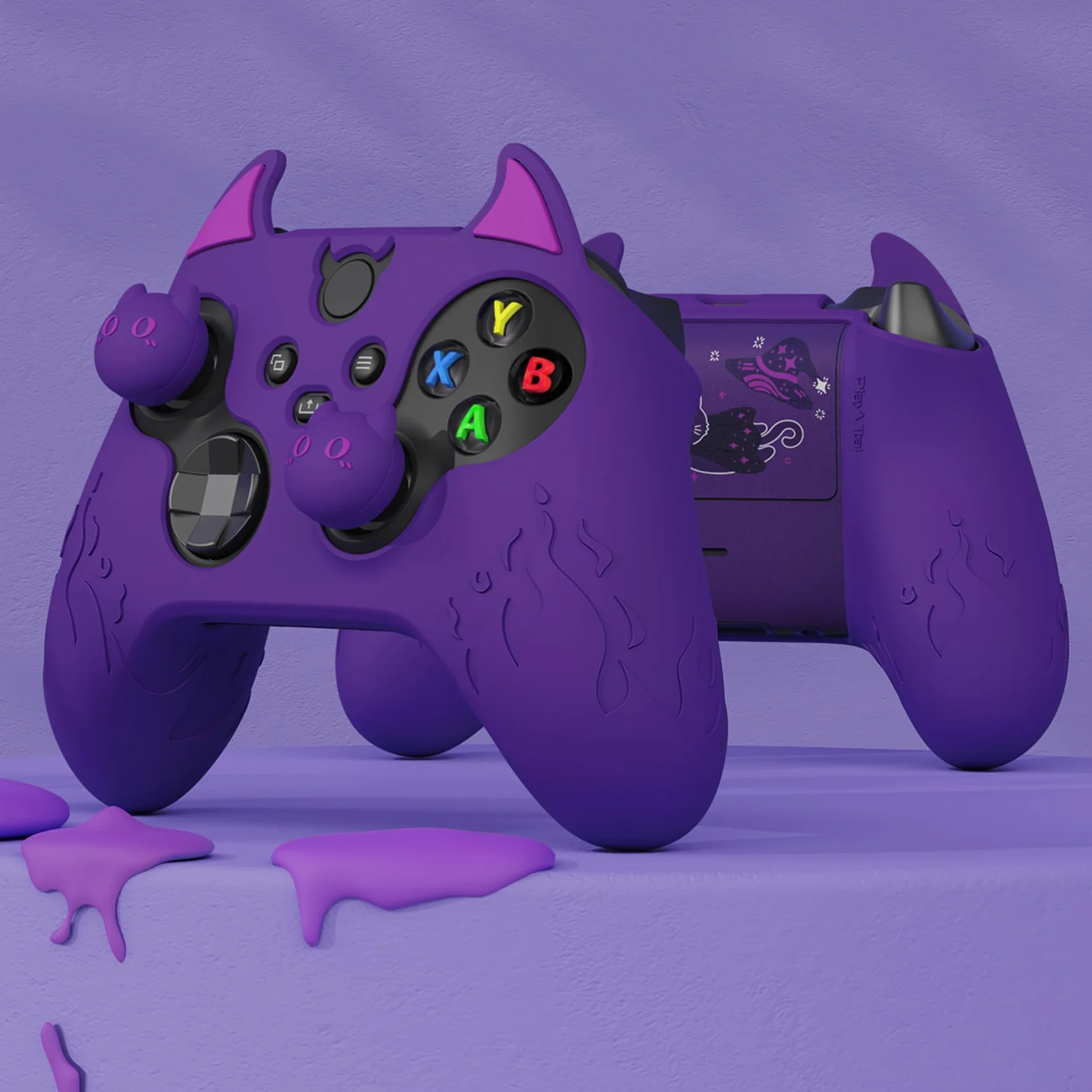 PlayVital Controller Ochronny Skóra do Xbox Series X/S Cute Demon Protective Case do Xbox Core Antypoślizgowa Silikonowa Osłona z Nakładkami Kciuki & Naklejka Pokrywy Baterii-Fioletowy
